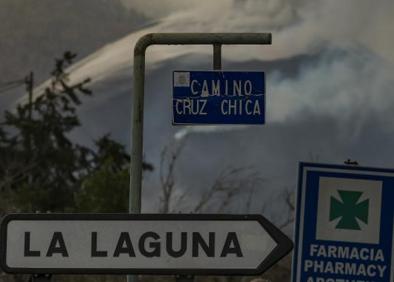 Imagen secundaria 1 - Los servicios de emergencias y los vecinos, pendientes de la evolución del volcán. 