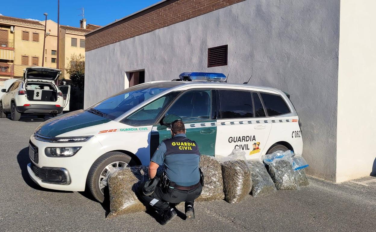 Intenta atropellar a un guardia civil en la A-92 en Granada al ser sorprendido con 35 kilos de maría en el coche