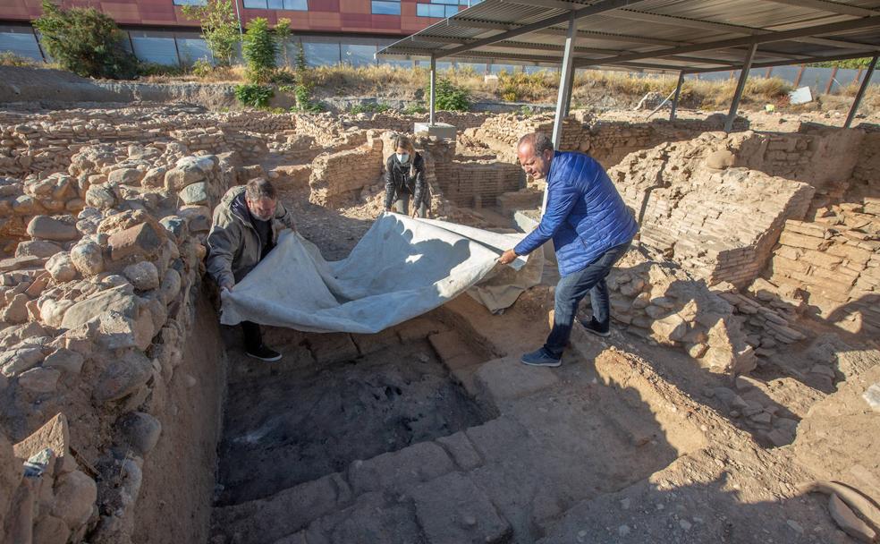 Protegiendo la tumba íbera hallada en la última campaña de excavaciones en Los Mondragones. 