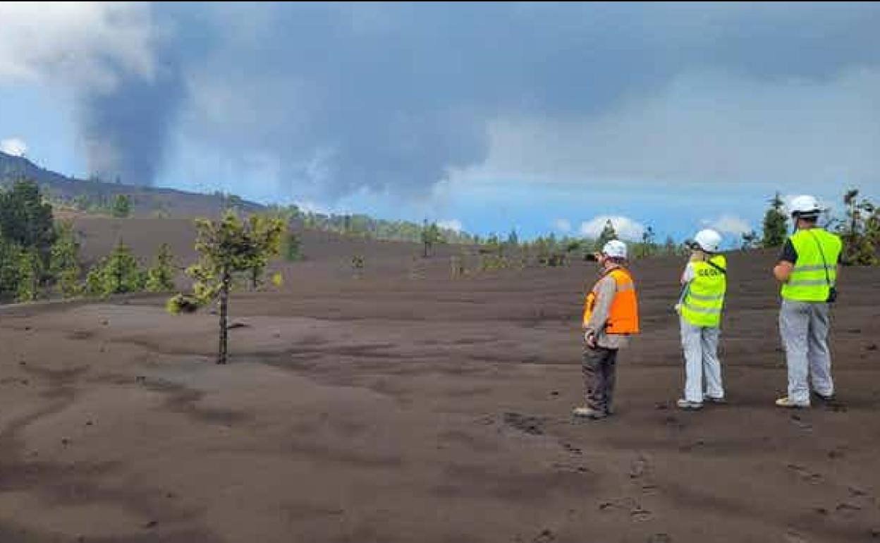 Científicos del IGME-CSIC en las inmediaciones del nuevo volcán de La Palma.