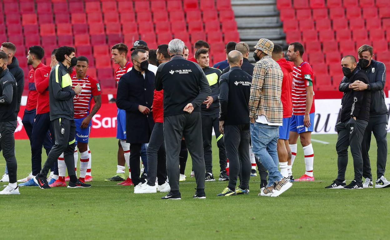 Los integrantes de la plantilla del 'EuroGranada' se despiden tras el partido con el Getafe en Los Cármenes. 