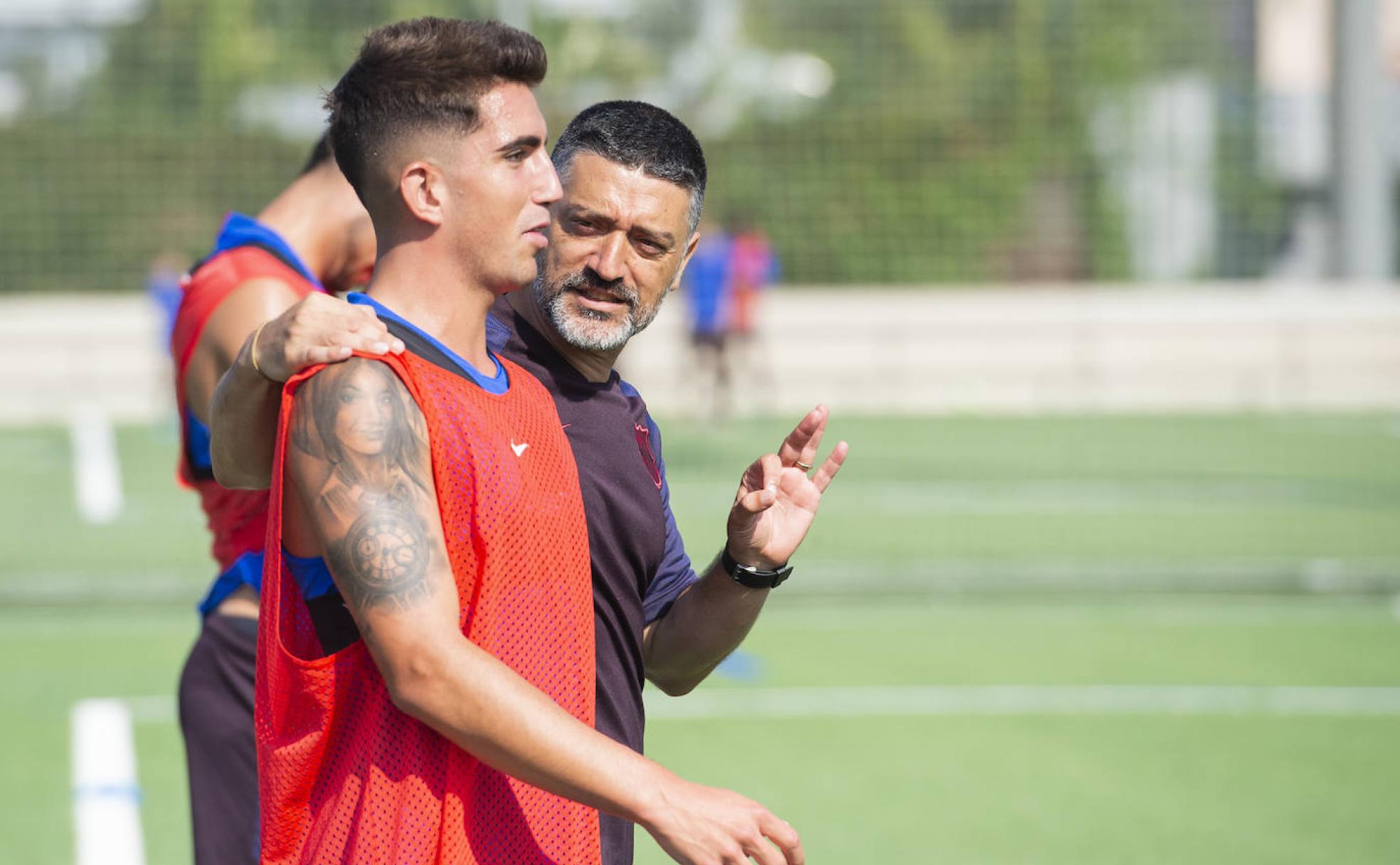 Francisco García Pimienta charla con complicidad con Monchu Rodríguez durante su etapa en el FC Barcelona. 