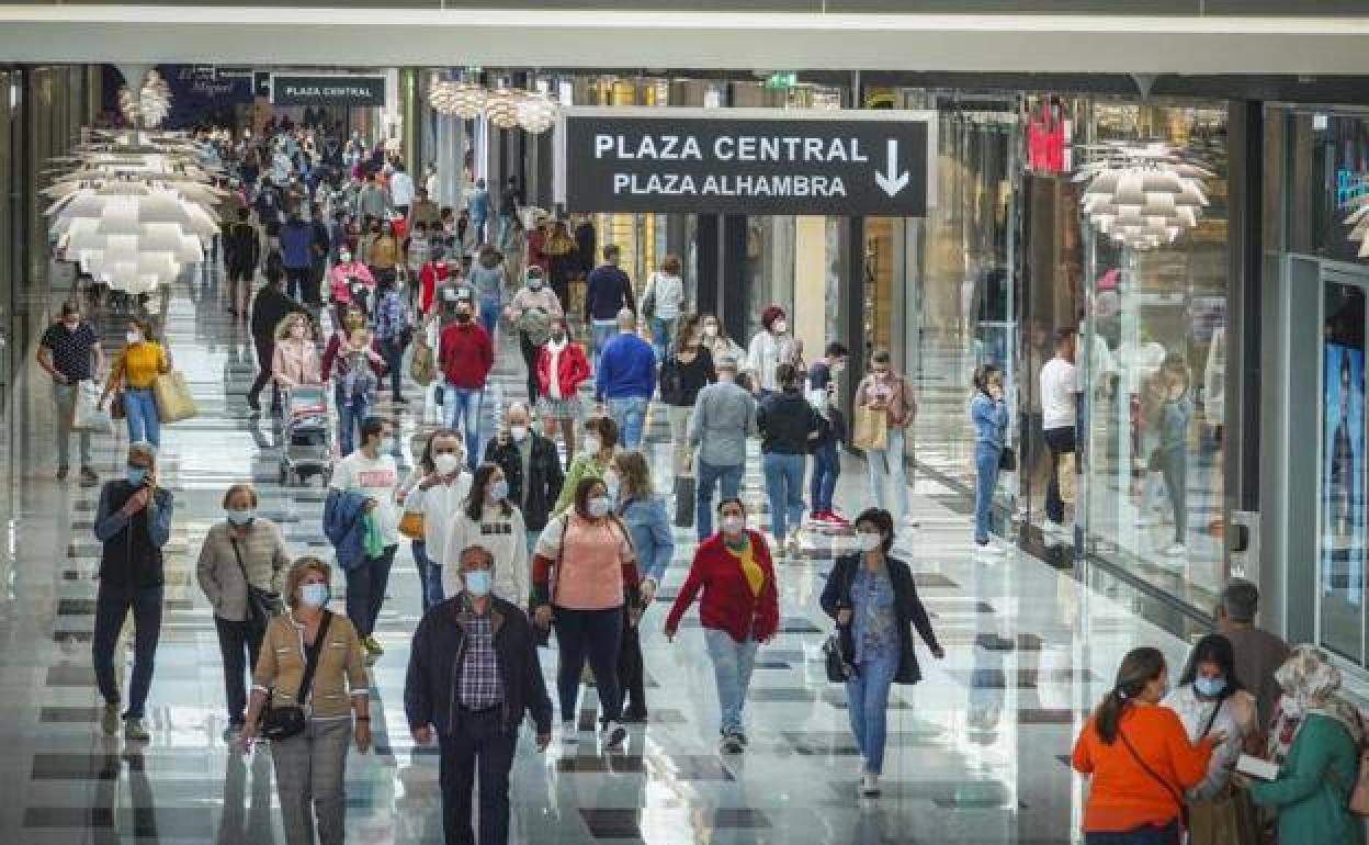 Horarios de los centros comerciales en Granada este puente: todas las aperturas del lunes