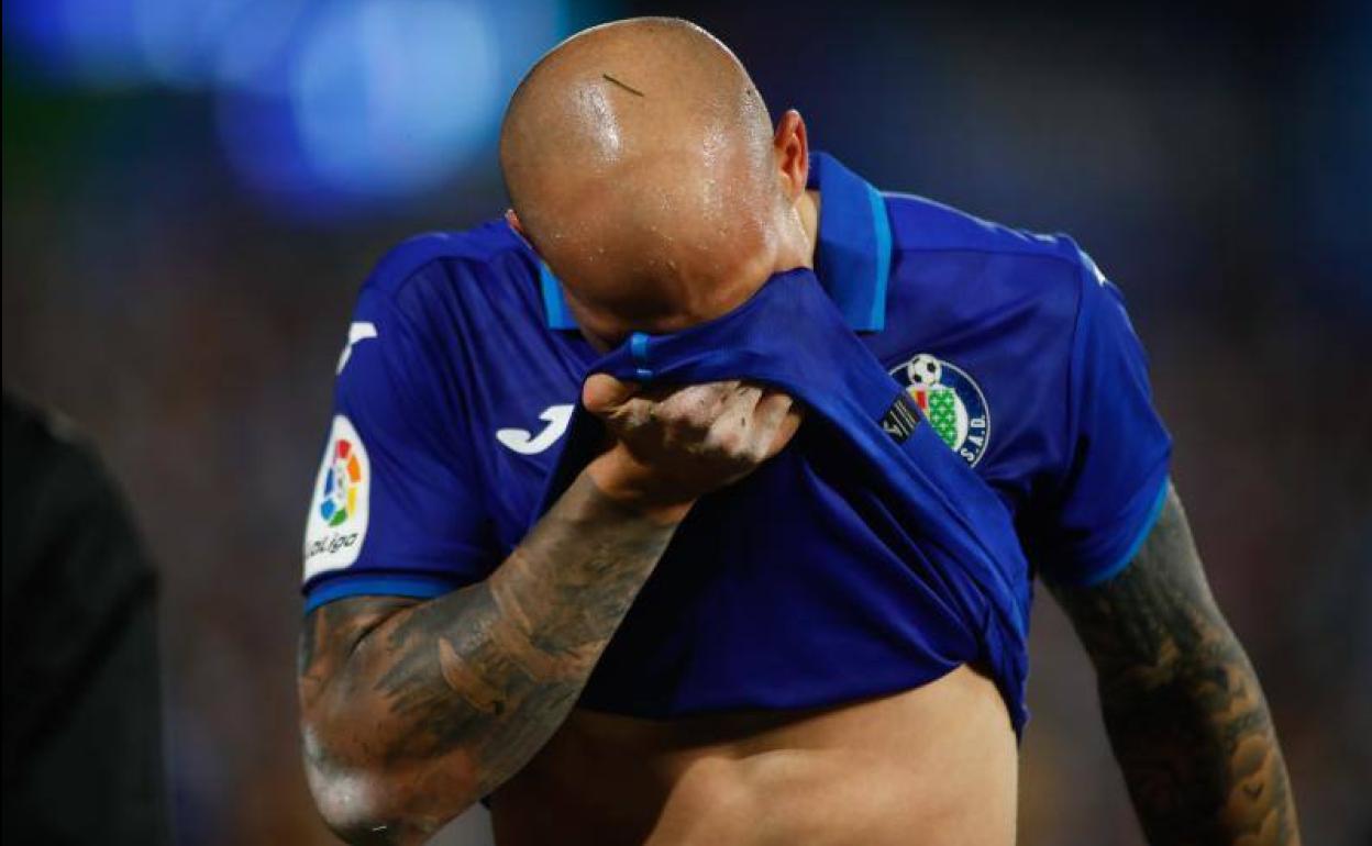 Sandro Ramírez, único goleador del Getafe en Liga con dos dianas, se lamenta tras lesionarse ante el Celta. 