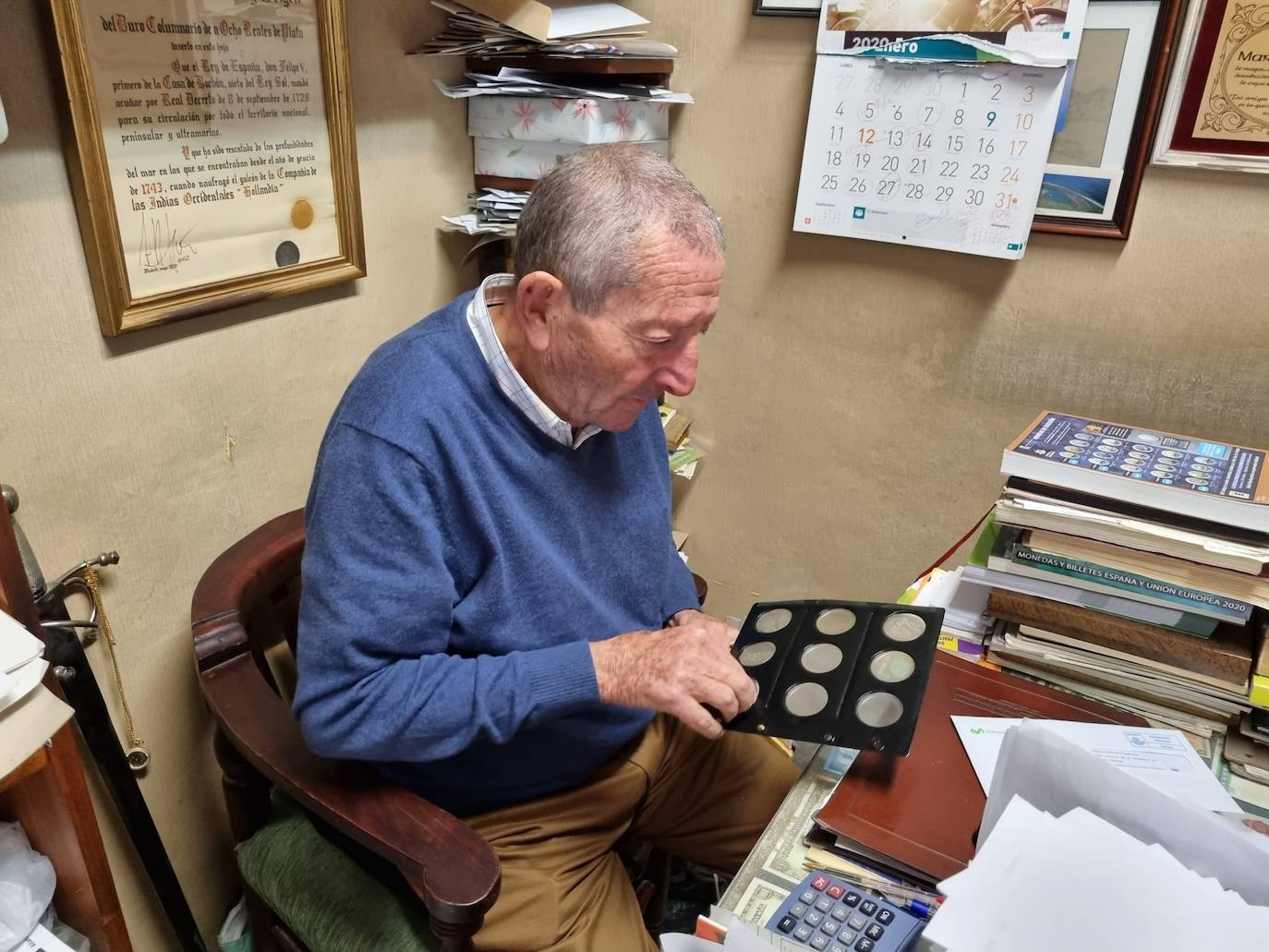 Mariano Villafranca lleva toda su vida dedicado a la numismática. En la filatelia El Galeón cuenta con piezas muy particulares, algunas con hasta 2.000 años de antigüedad. 