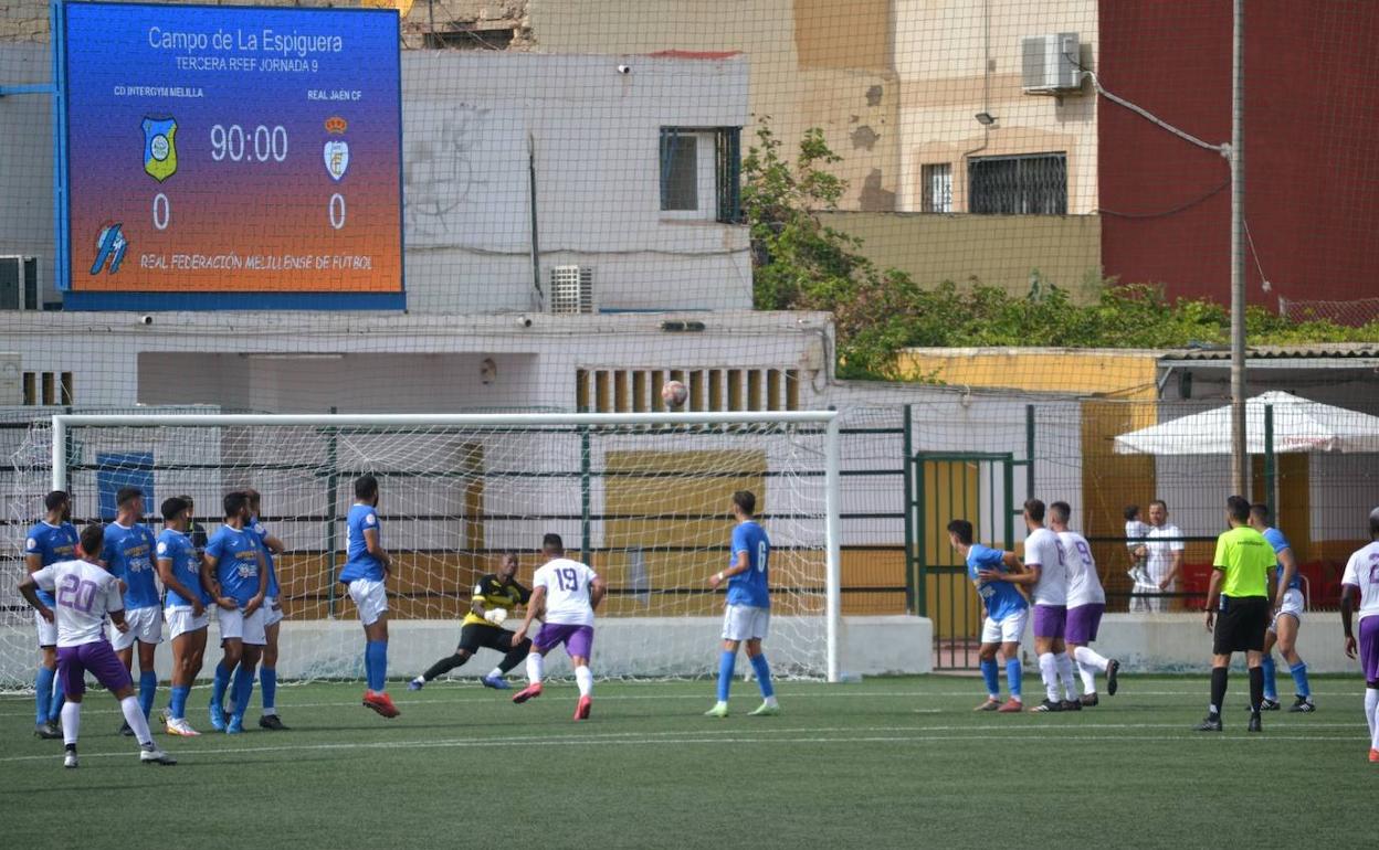 El lanzamiento este sábado de la falta directa que David Moreno transformó en el tanto de la victoria del conjunto blanco en el minuto 90. 