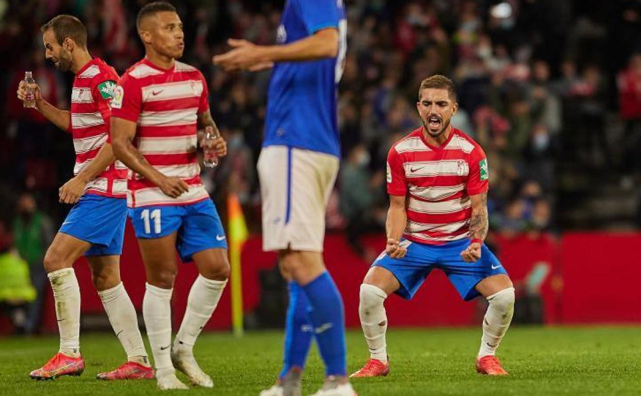 Monchu Rodríguez celebra la señalización del penalti a favor del Granada que marró Luis Suárez.
