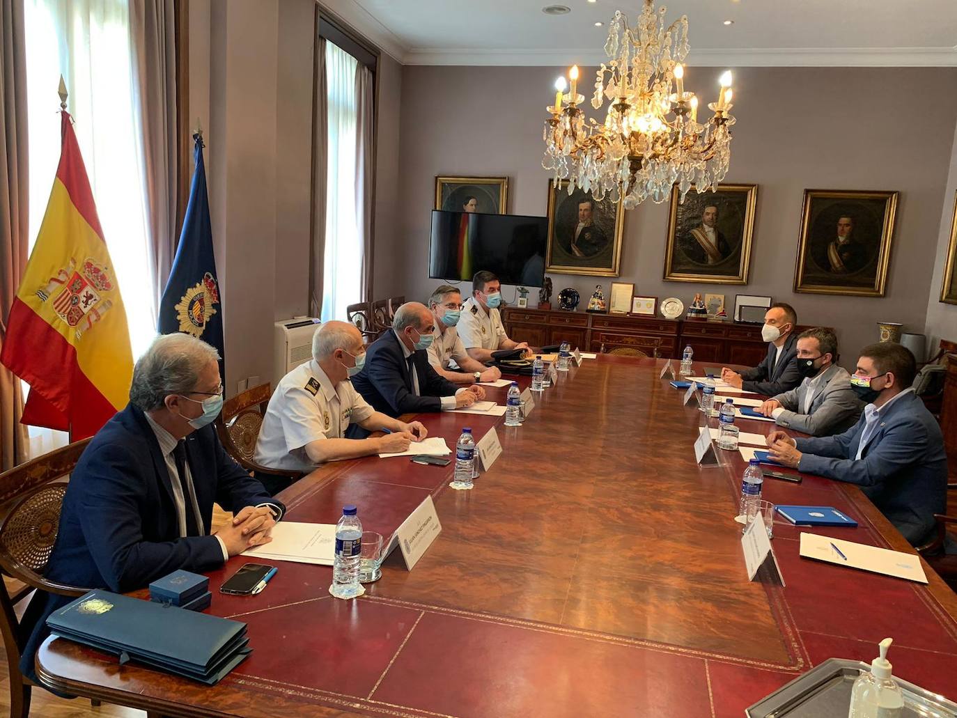 Reunión de autoridades del gobierno de la ciudad y de la Diputación con representantes de la Policía Nacional. 
