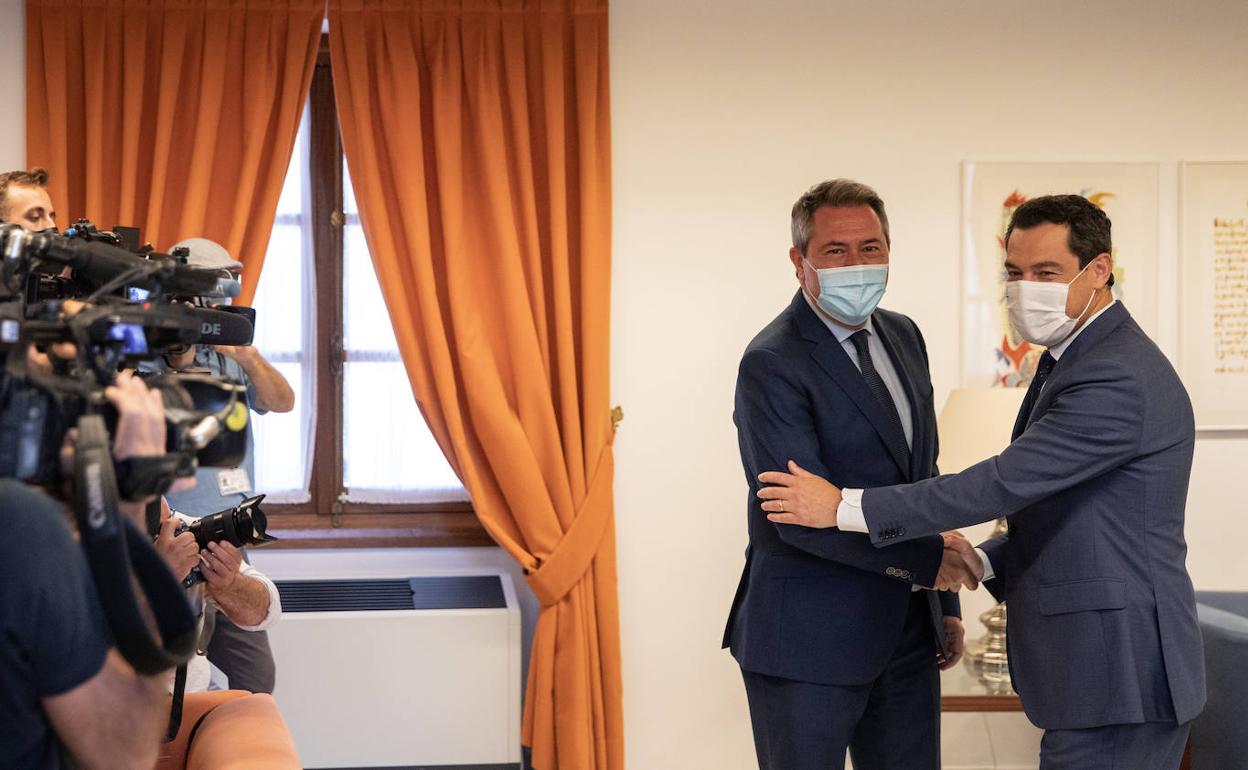 Juan Espadas y Juanma Moreno, en un encuentro en el Palacio de San Telmo