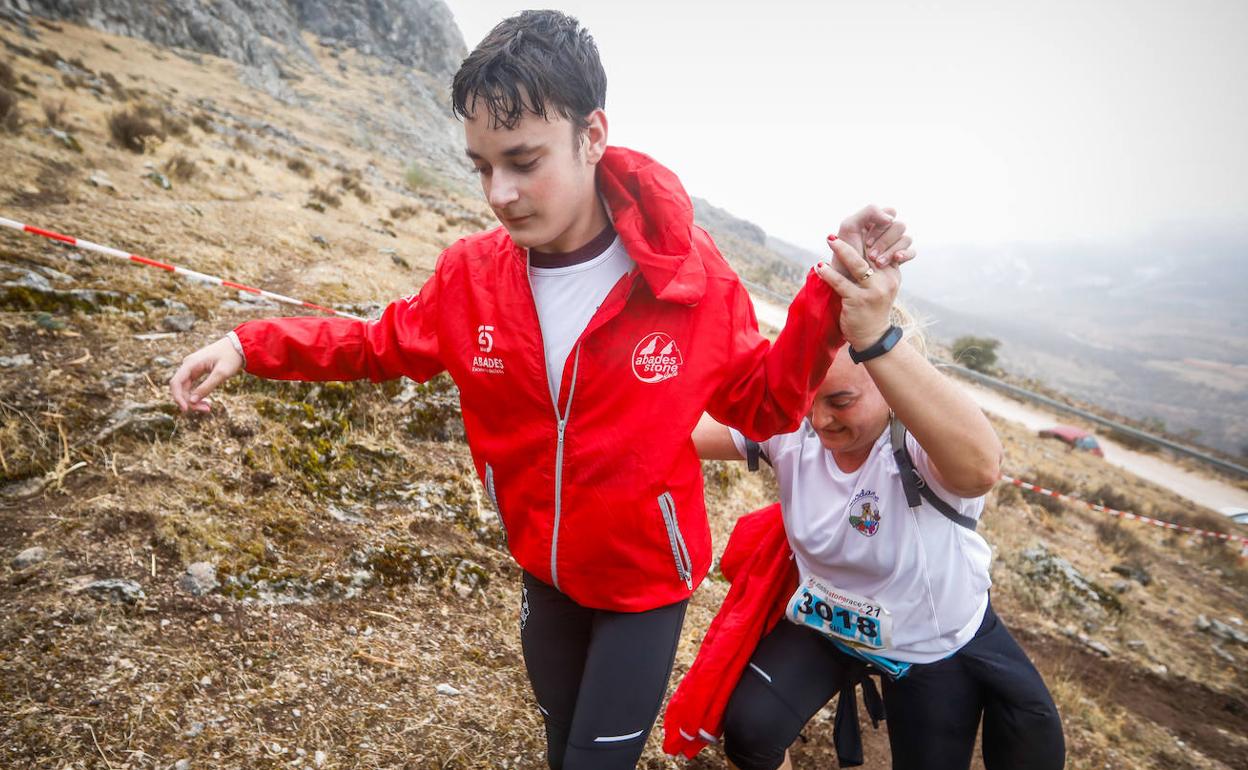 Salvador Olivas, celebra su victoria en la línea de meta. 