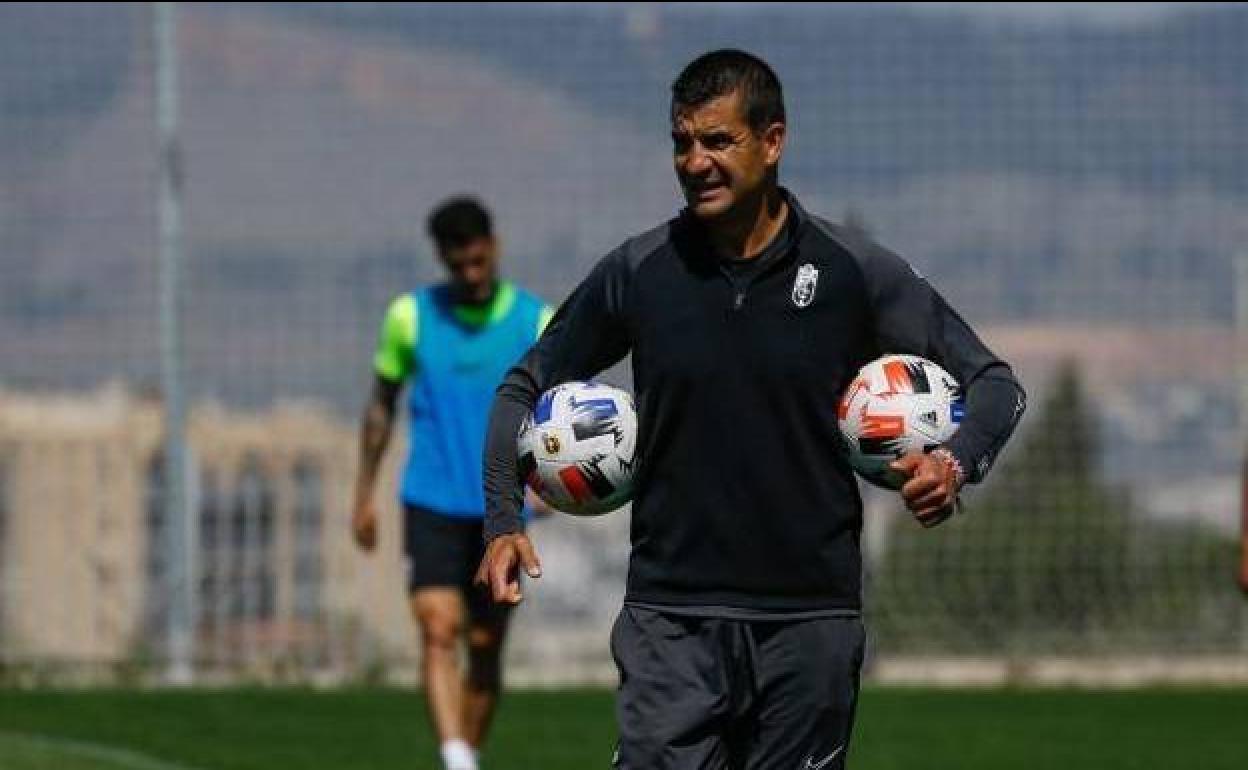 Rubén Torrecilla dirige un entrenamiento del filial. 