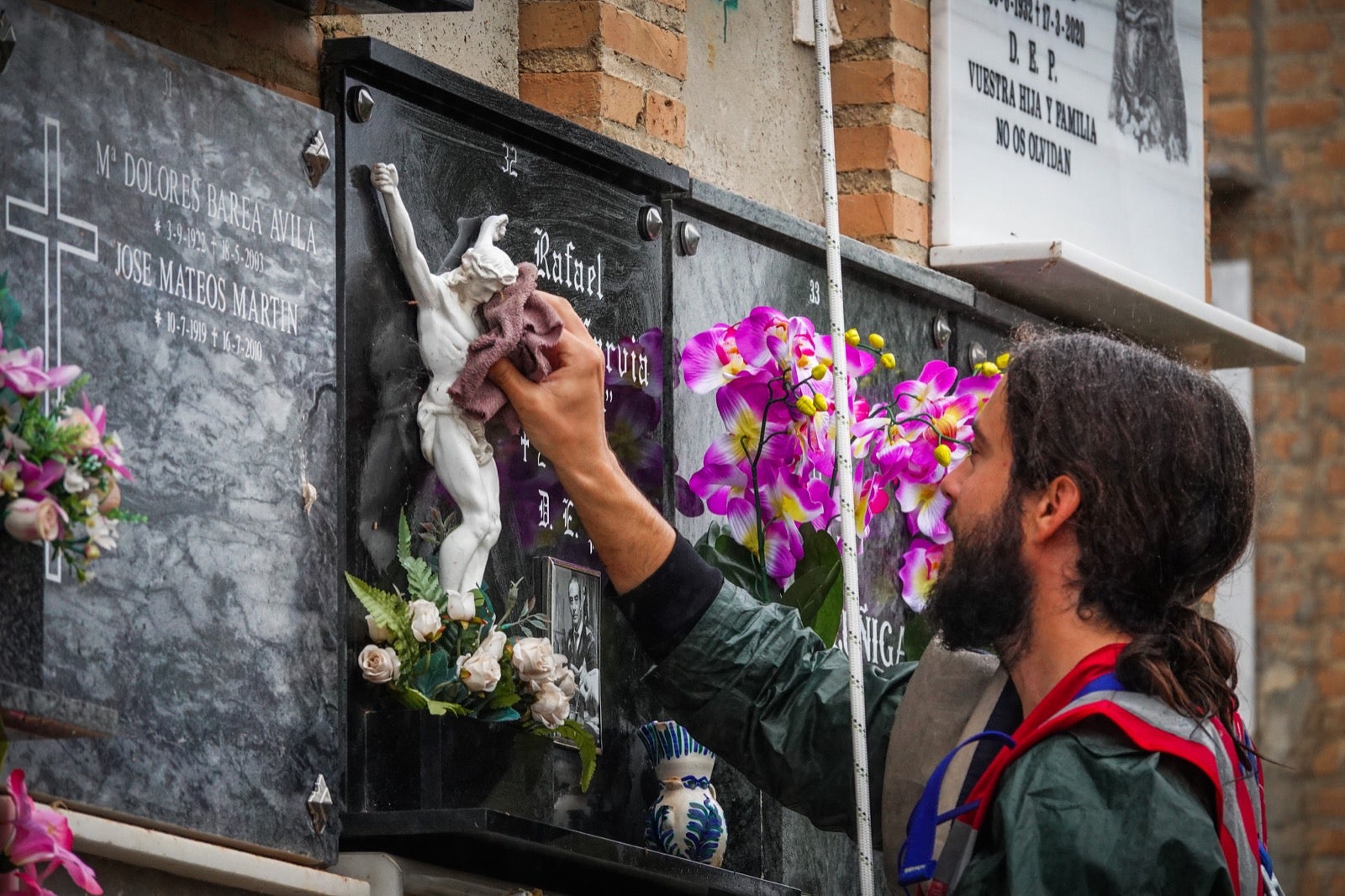 Los granadinos acuden al cementerio con flores en el día de Todos los Santos.
