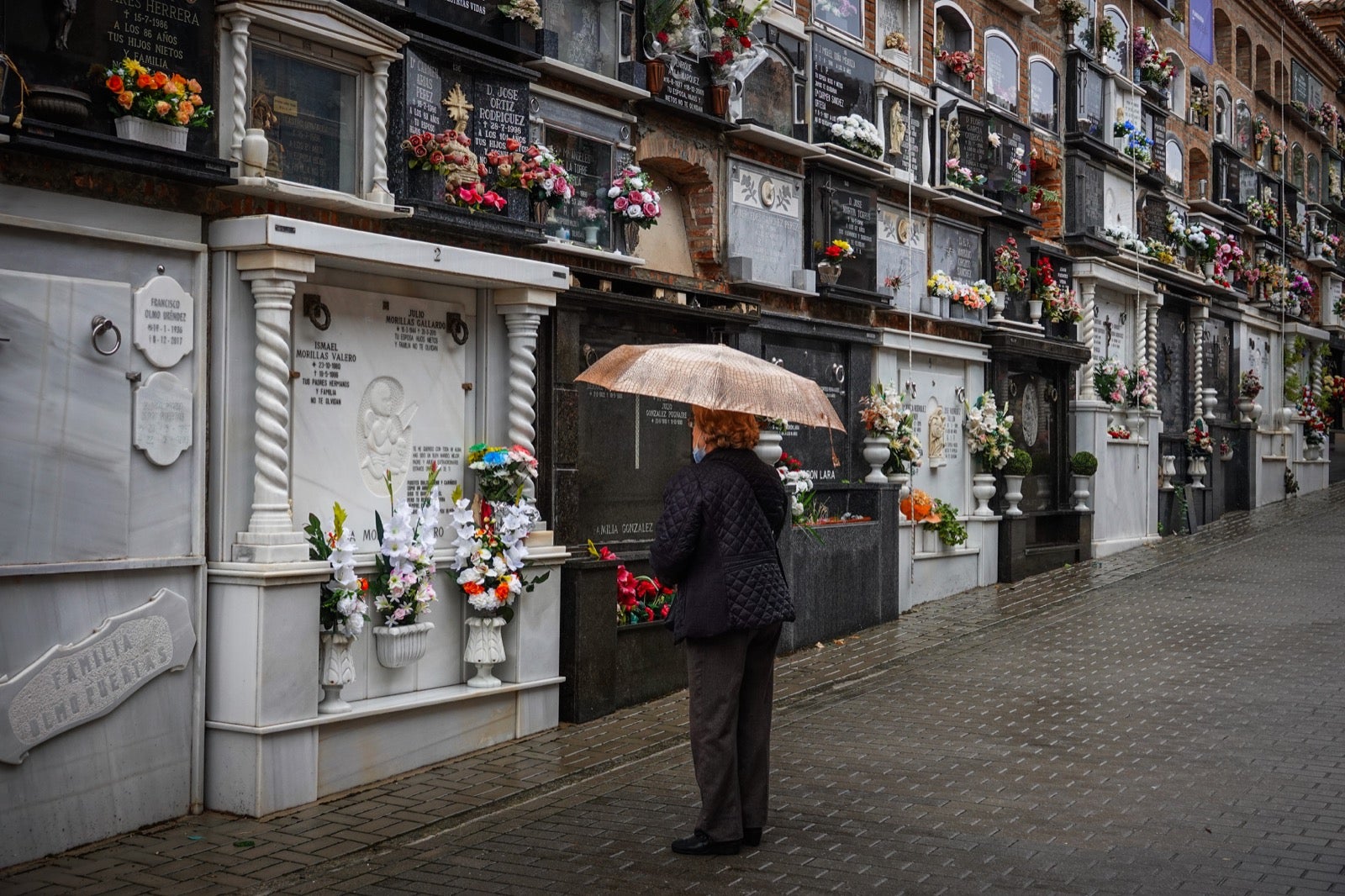 Los granadinos acuden al cementerio con flores en el día de Todos los Santos.
