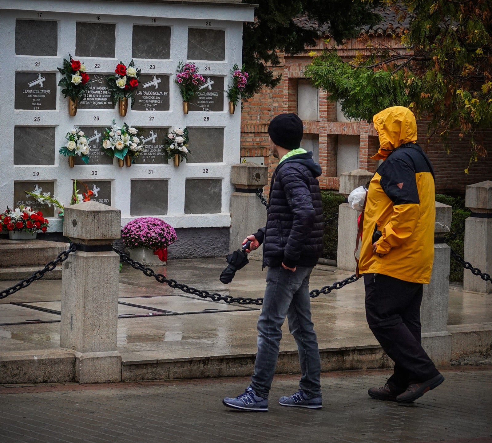 Los granadinos acuden al cementerio con flores en el día de Todos los Santos.