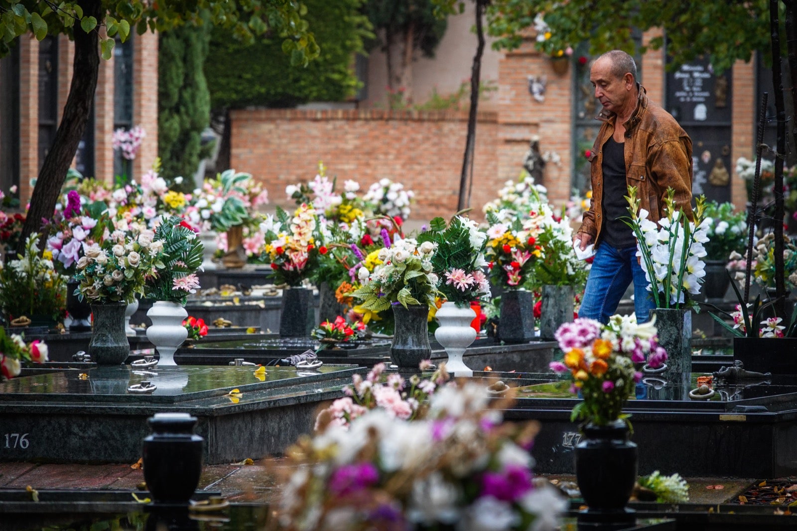 Los granadinos acuden al cementerio con flores en el día de Todos los Santos.