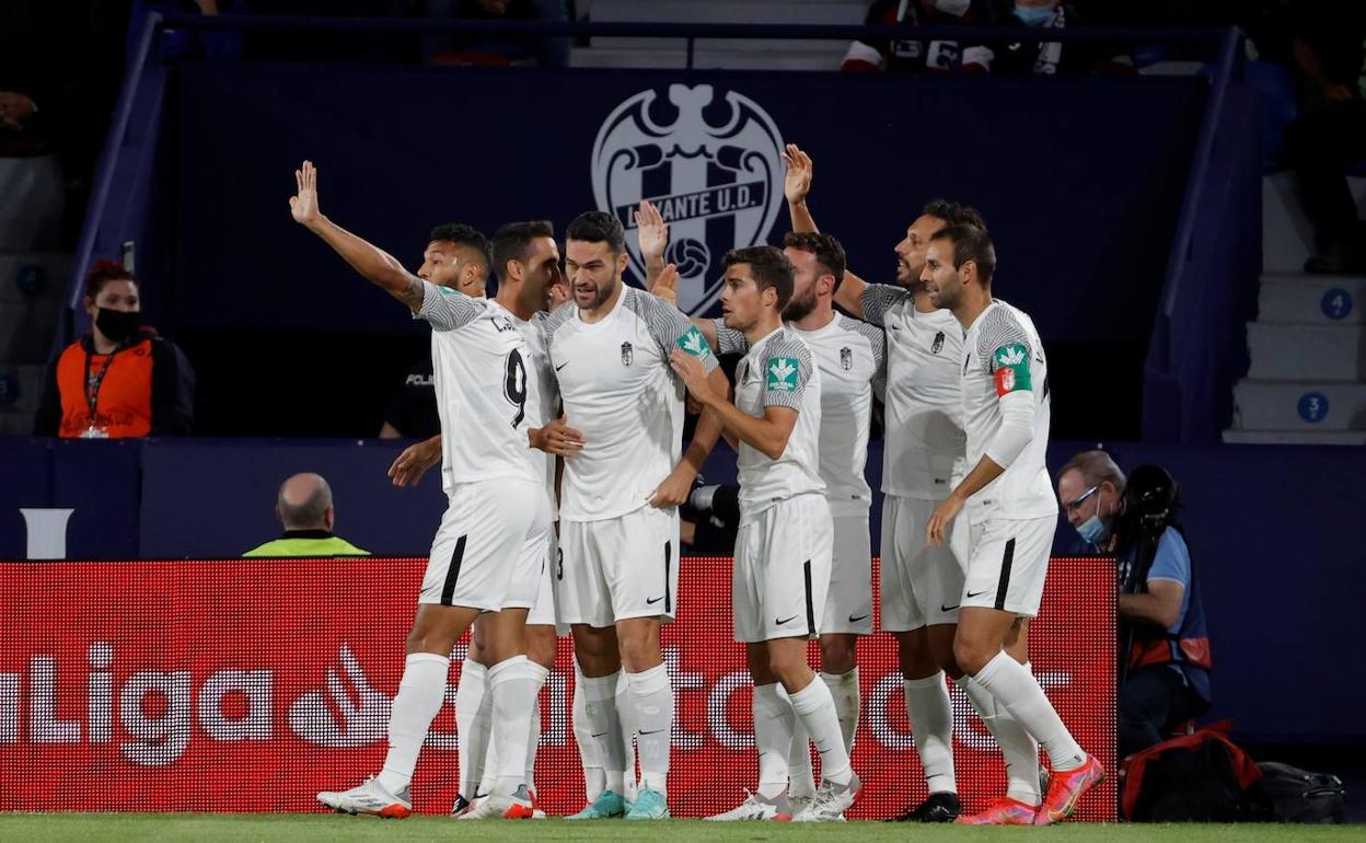 El equipo celebra el tanto con el que Germán abría el camino. 