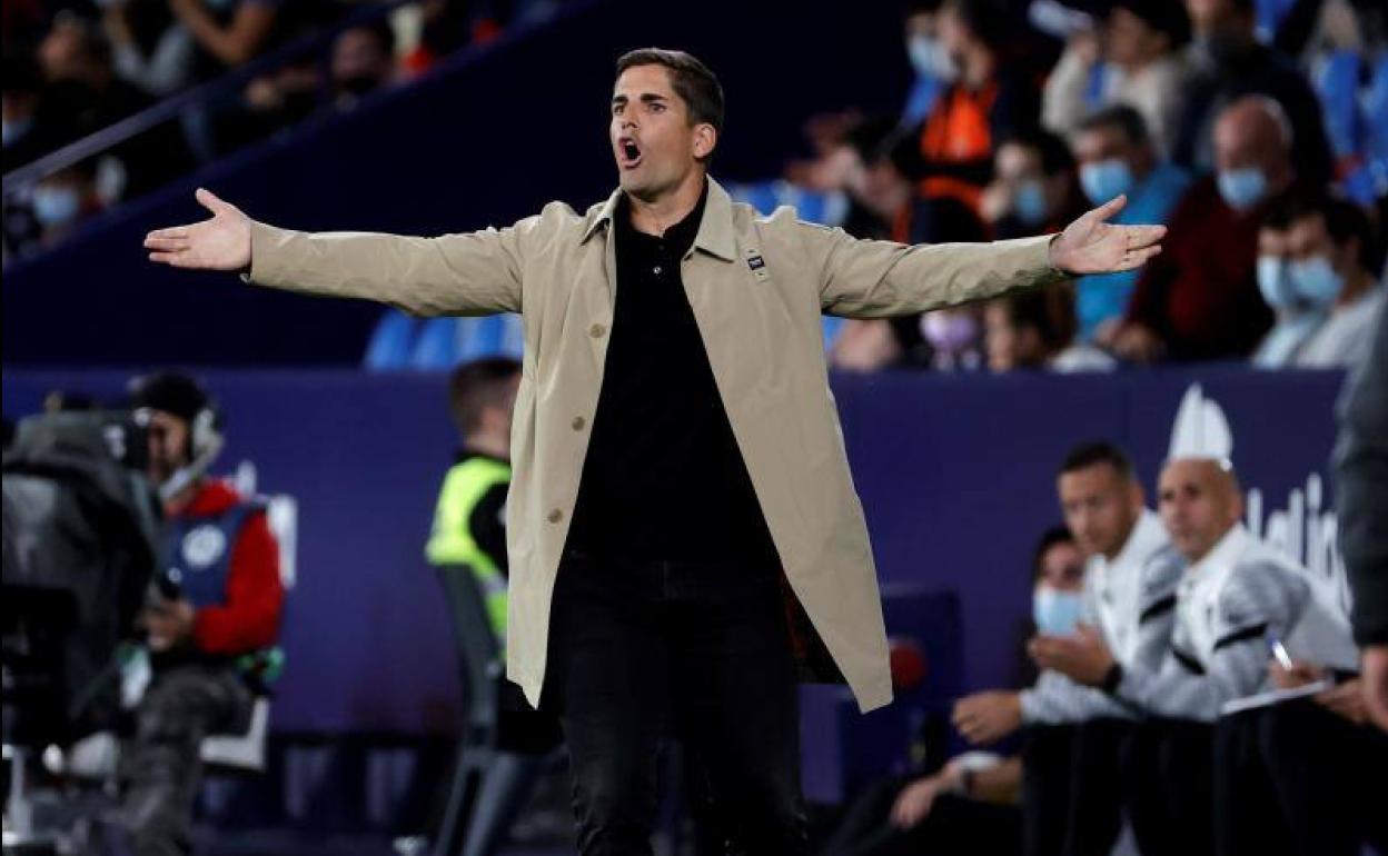 Robert Moreno se abre de brazos para protestar una acción en el partido. 