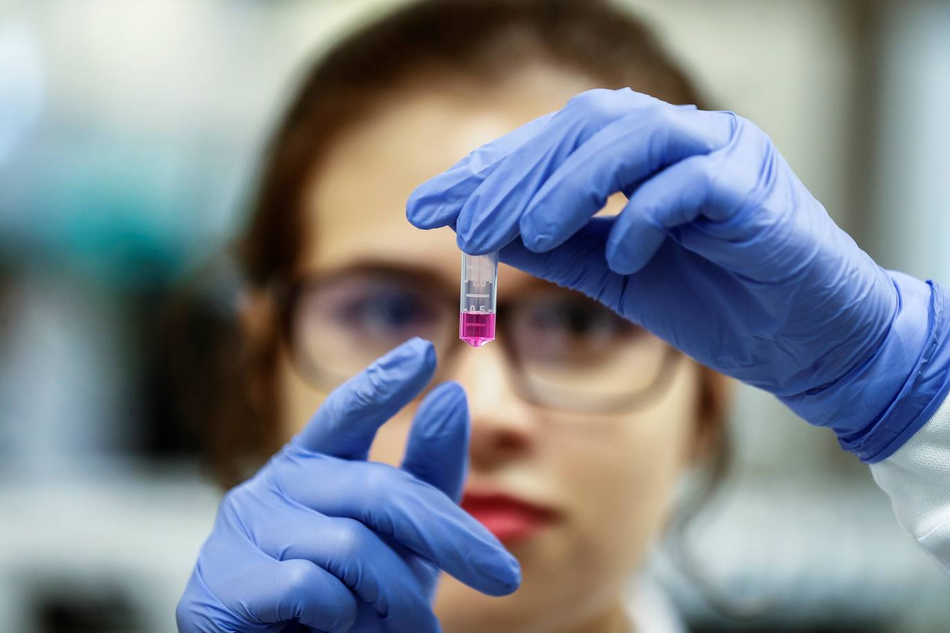 Una científicas brasileña trabaja en el laboratorio de Inmunología del Instituto del Corazón (Incor) de la Facultad de Medicina de la Universidad de Sao Paulo. 