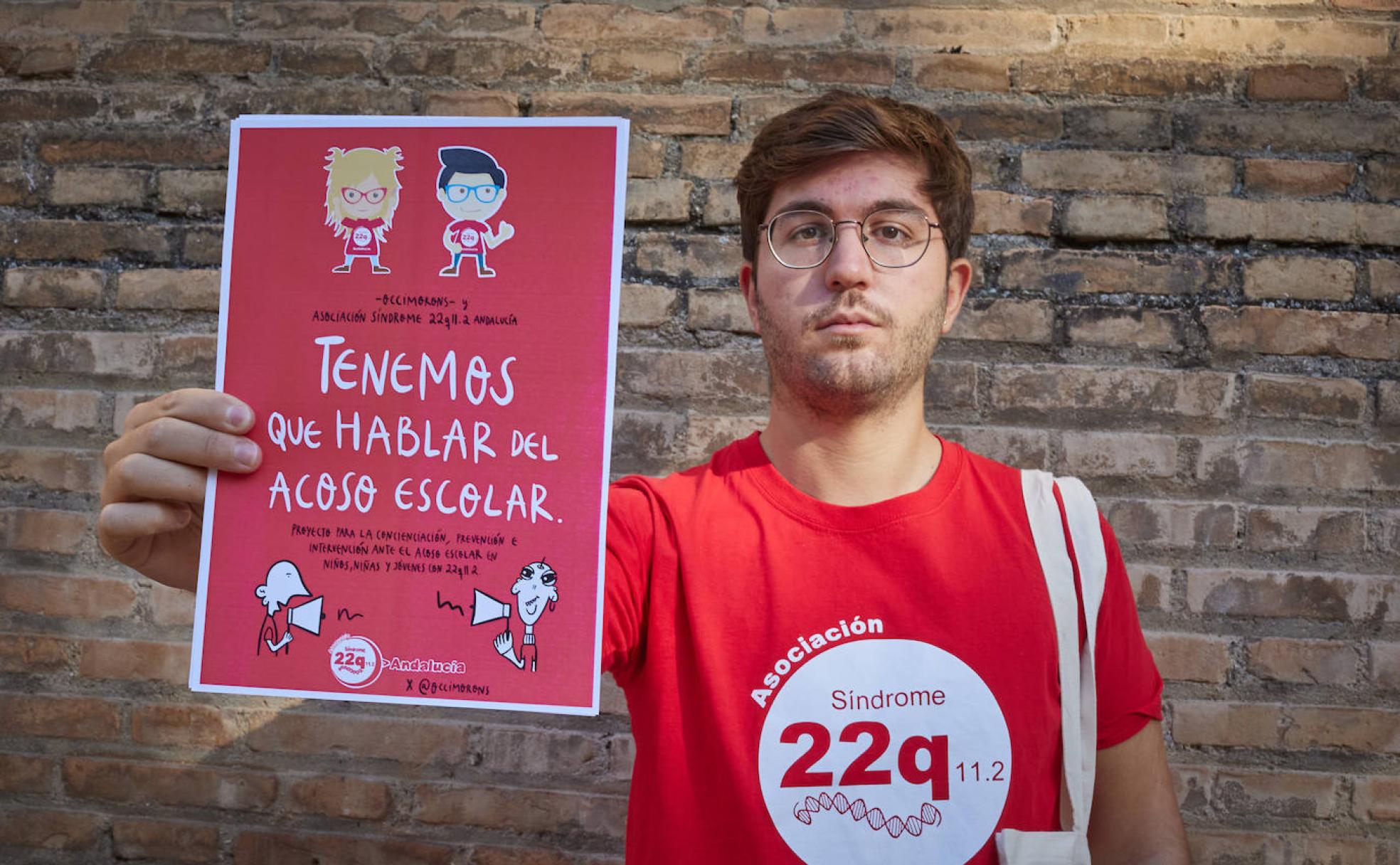 El viñetista y activista Pablo Rodríguez sostiene el cartel de su próxima campaña. 