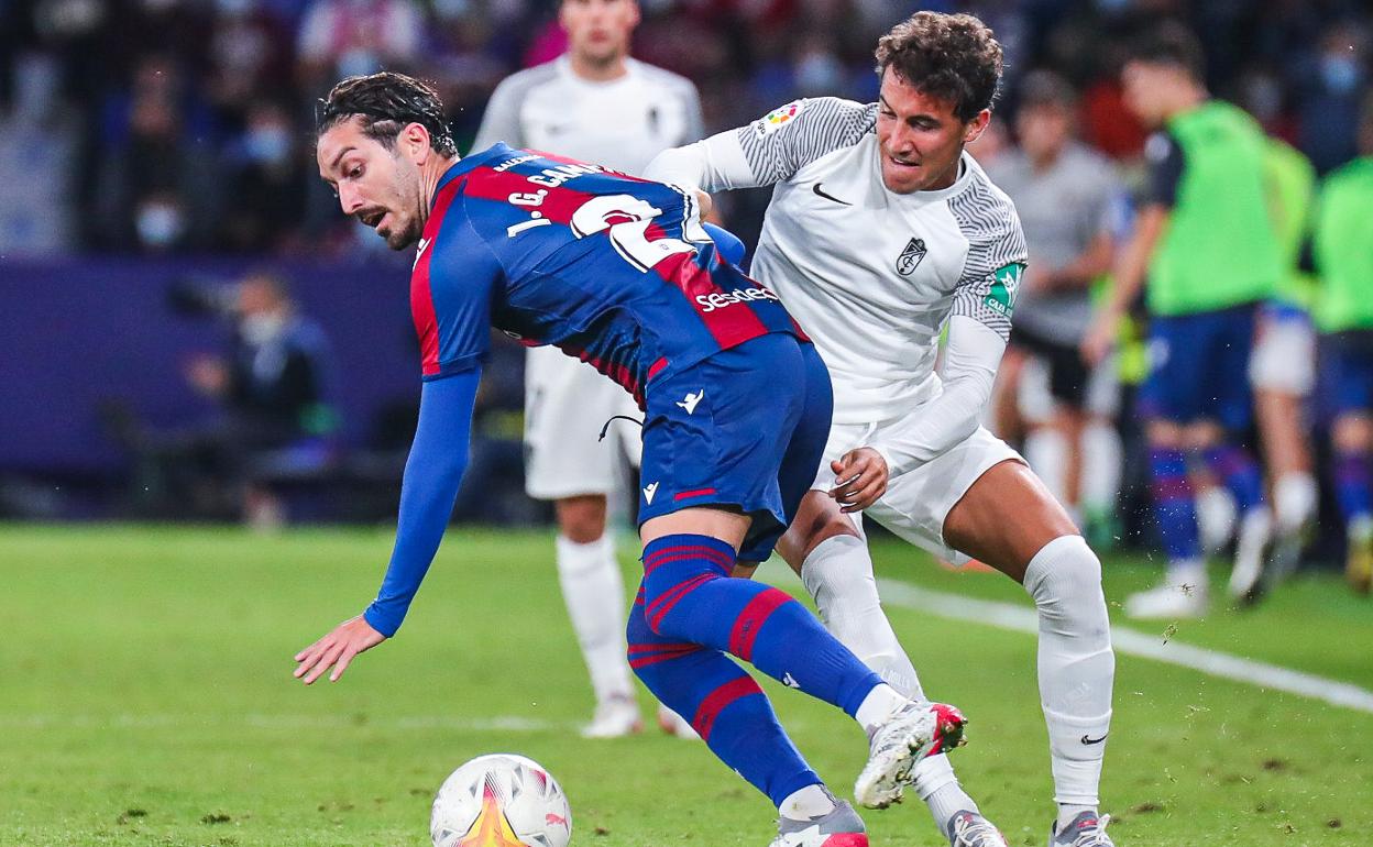 Luis Milla, en una acción con Campaña. 