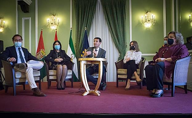 Antonio Granados, delegado de Cultura; Inmaculada López, subdelegada; Francisco Cuenca, alcalde de Granada; Rocío Díaz, directora del Patronato de la Alhambra; y Fátima Gómez, diputada de Cultura. 