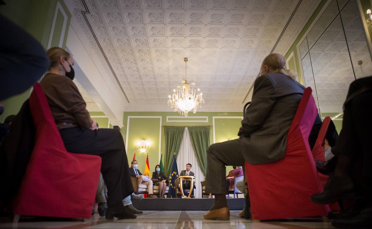La reunión de administraciones y personalidades vinculadas al mundo del flamenco de Granada se celebró ayer en losMártires. 