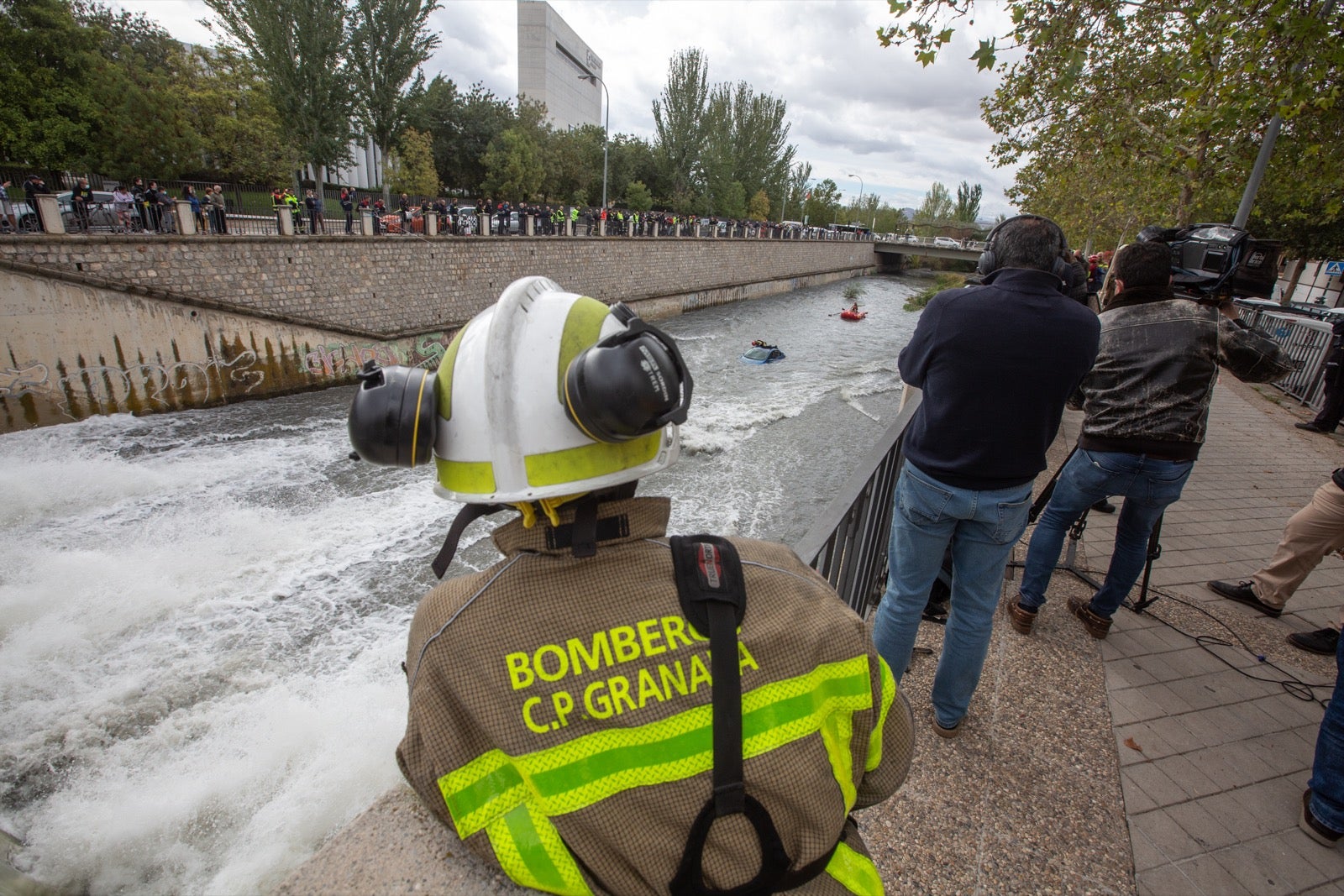 La intervención, en la que han participado Bomberos, Policía Local y Protección Civil de Granada, se enmarca en las Jornadas de Accidentes de Tráfico que se desarrollan en la capital