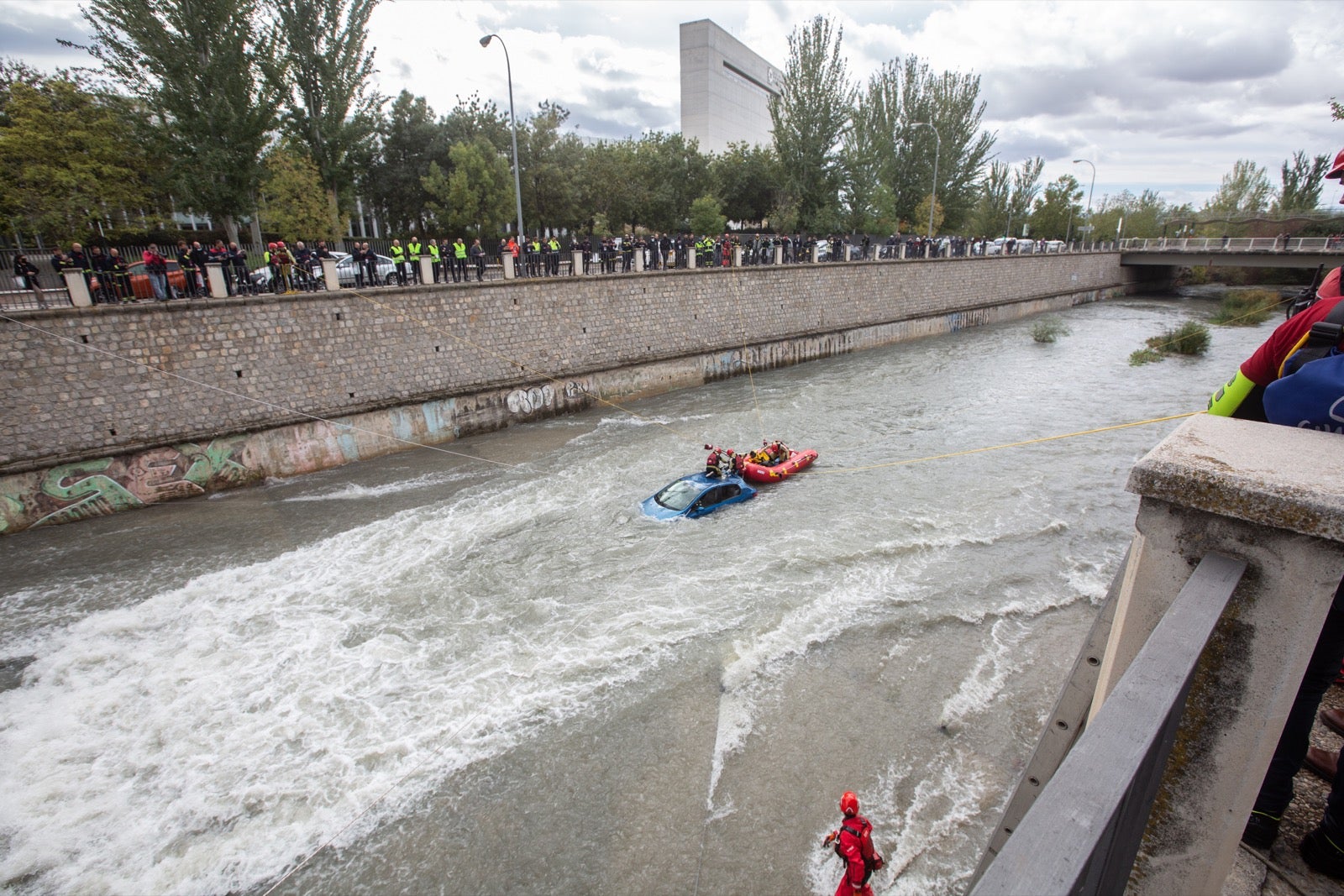 La intervención, en la que han participado Bomberos, Policía Local y Protección Civil de Granada, se enmarca en las Jornadas de Accidentes de Tráfico que se desarrollan en la capital