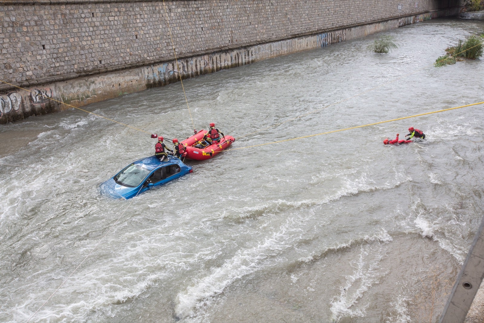 La intervención, en la que han participado Bomberos, Policía Local y Protección Civil de Granada, se enmarca en las Jornadas de Accidentes de Tráfico que se desarrollan en la capital