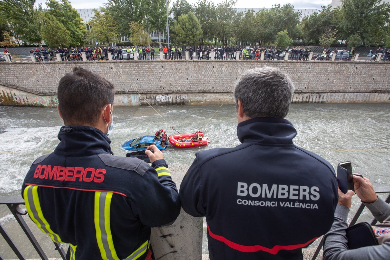 La intervención, en la que han participado Bomberos, Policía Local y Protección Civil de Granada, se enmarca en las Jornadas de Accidentes de Tráfico que se desarrollan en la capital