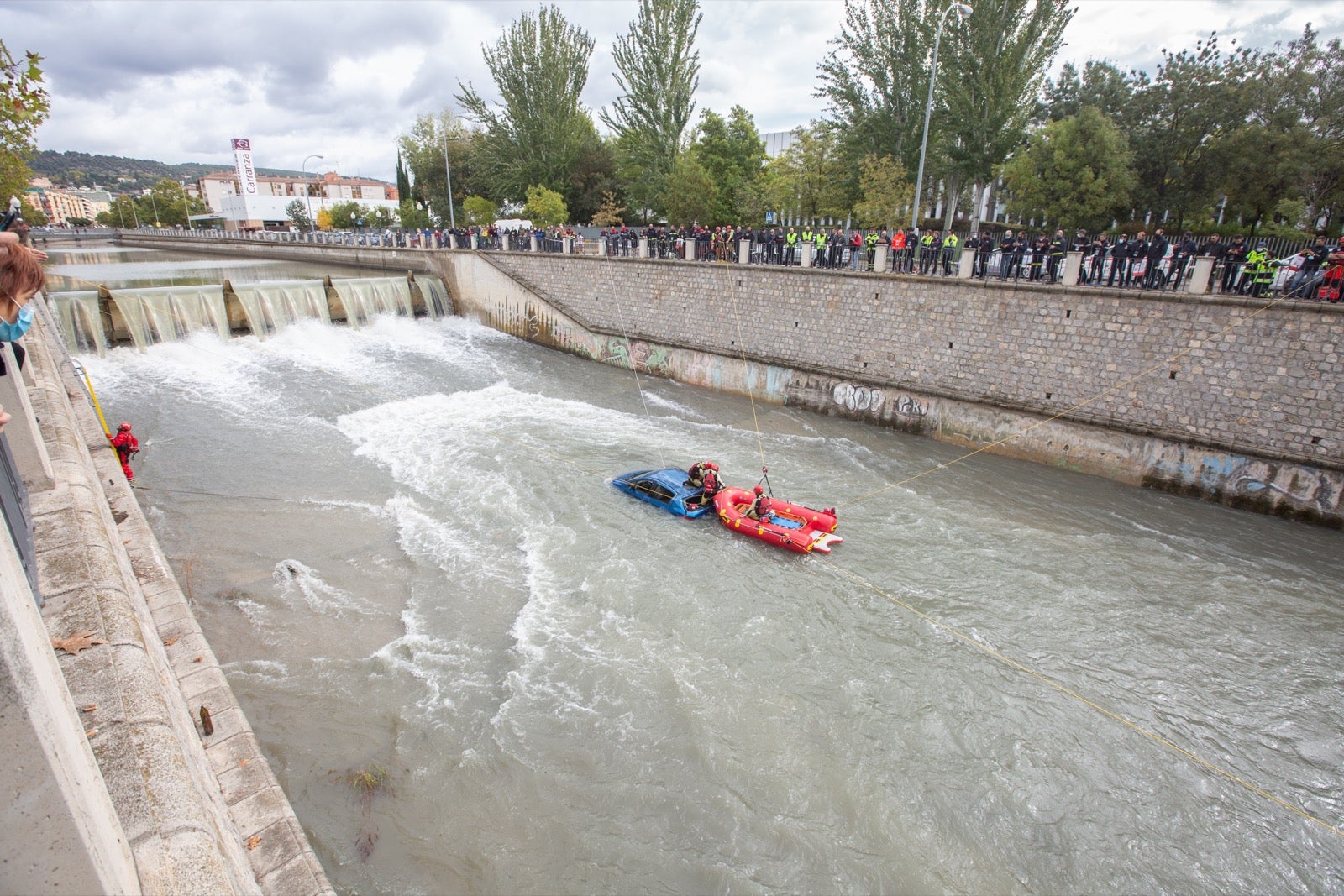 La intervención, en la que han participado Bomberos, Policía Local y Protección Civil de Granada, se enmarca en las Jornadas de Accidentes de Tráfico que se desarrollan en la capital