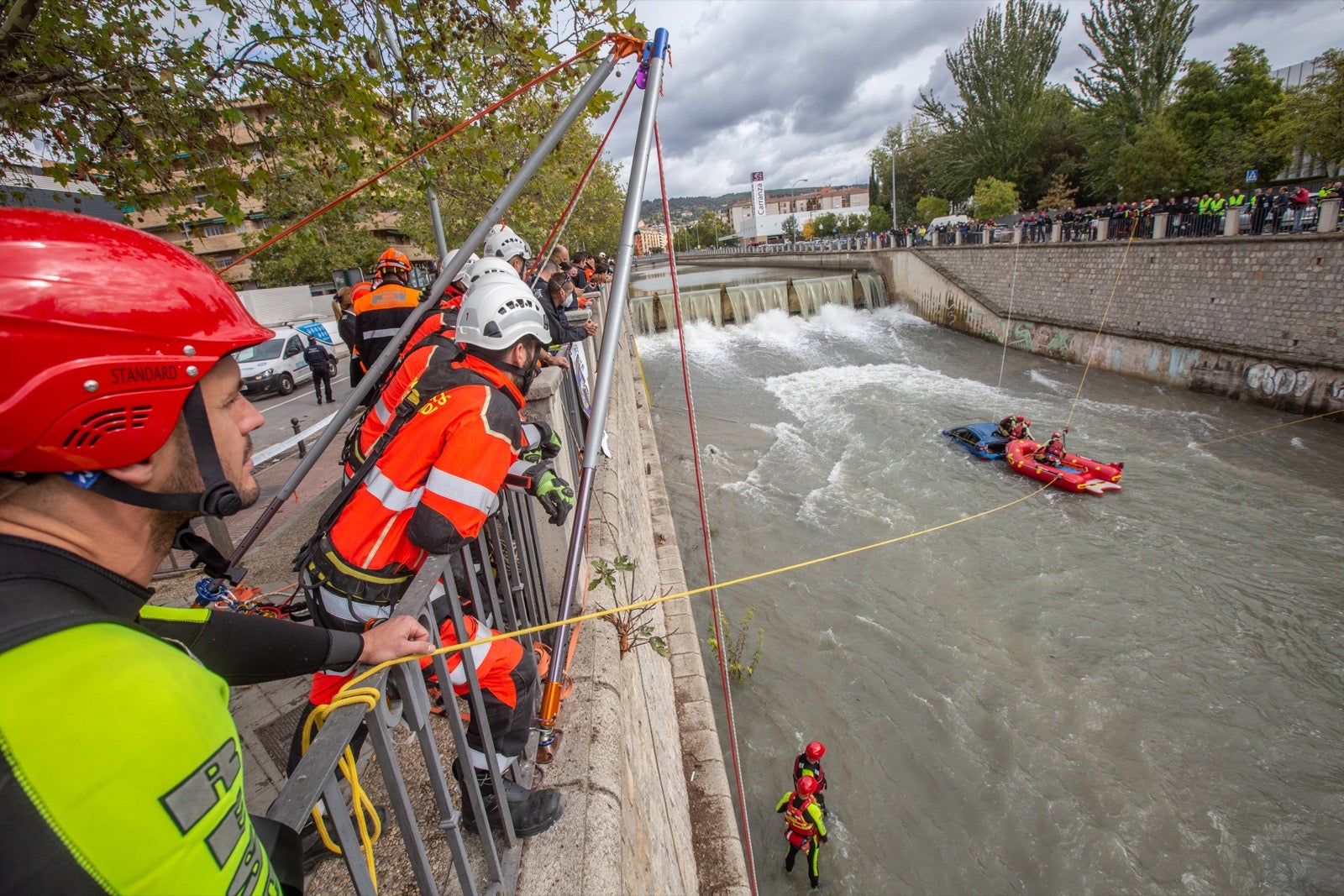 La intervención, en la que han participado Bomberos, Policía Local y Protección Civil de Granada, se enmarca en las Jornadas de Accidentes de Tráfico que se desarrollan en la capital
