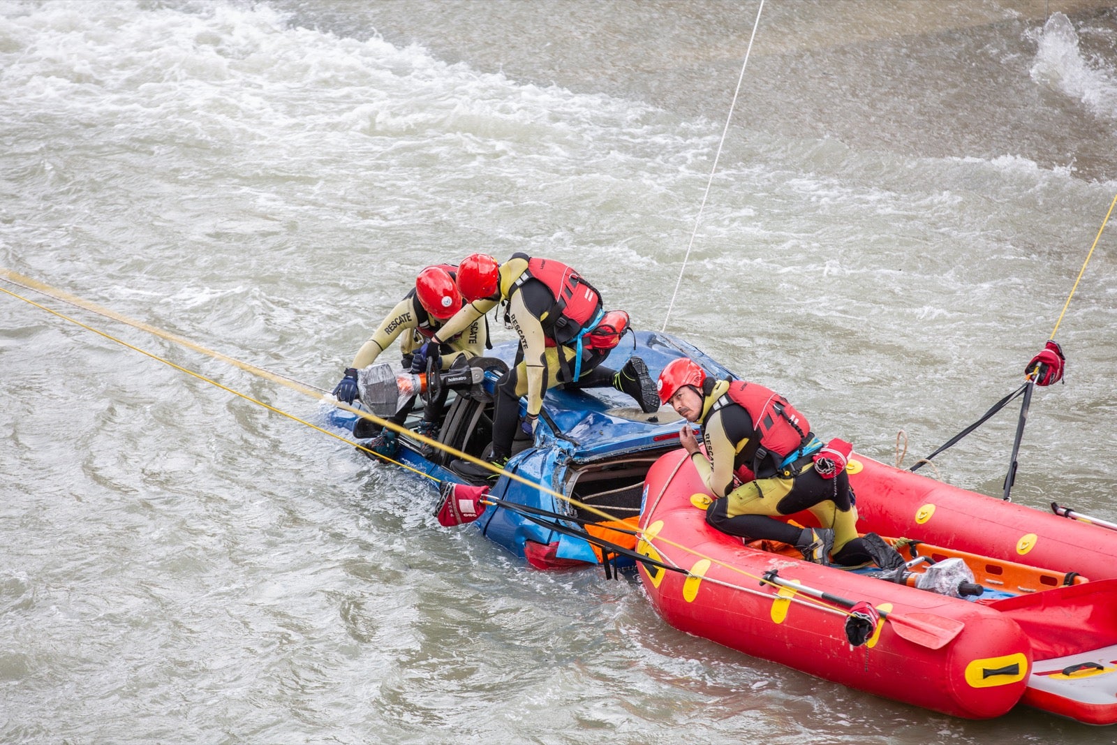 La intervención, en la que han participado Bomberos, Policía Local y Protección Civil de Granada, se enmarca en las Jornadas de Accidentes de Tráfico que se desarrollan en la capital