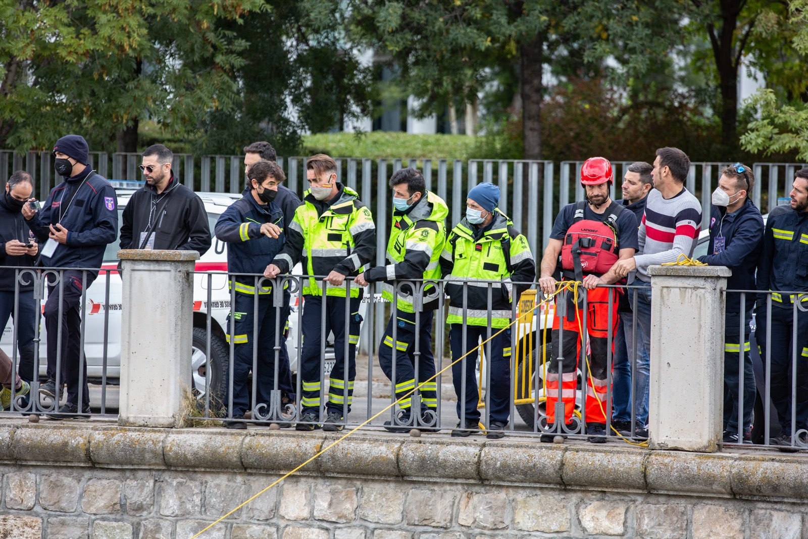 La intervención, en la que han participado Bomberos, Policía Local y Protección Civil de Granada, se enmarca en las Jornadas de Accidentes de Tráfico que se desarrollan en la capital