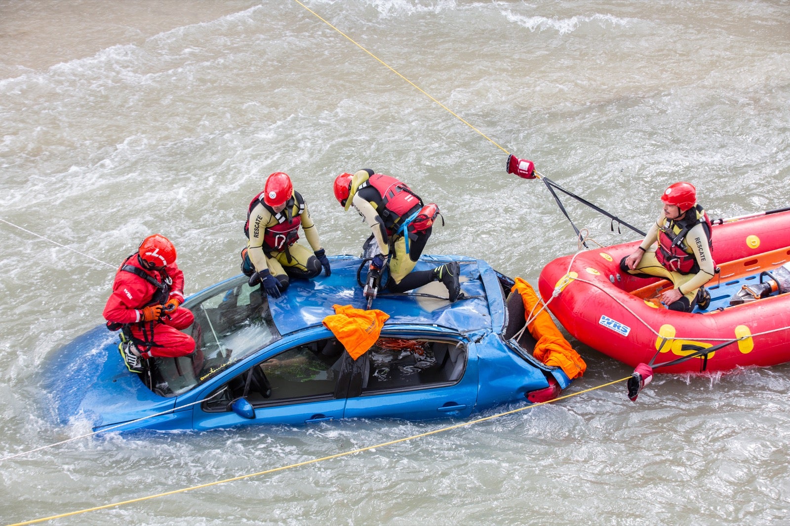 La intervención, en la que han participado Bomberos, Policía Local y Protección Civil de Granada, se enmarca en las Jornadas de Accidentes de Tráfico que se desarrollan en la capital