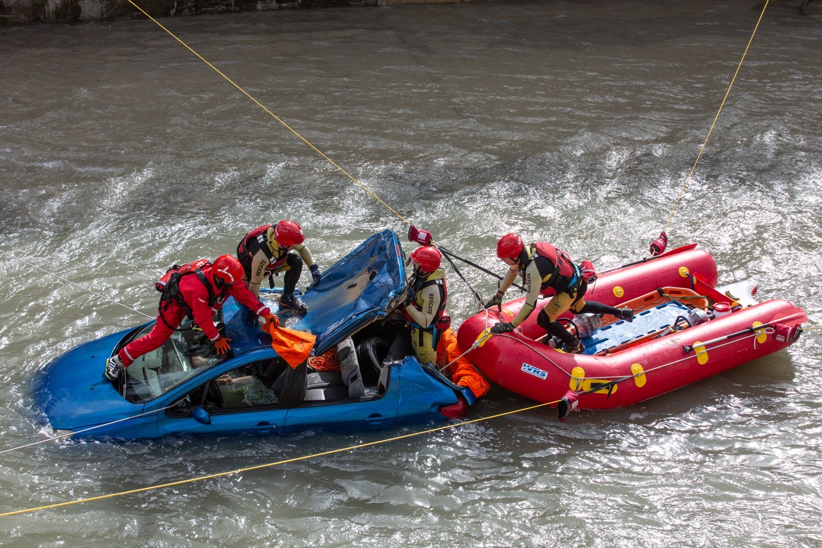 La intervención, en la que han participado Bomberos, Policía Local y Protección Civil de Granada, se enmarca en las Jornadas de Accidentes de Tráfico que se desarrollan en la capital