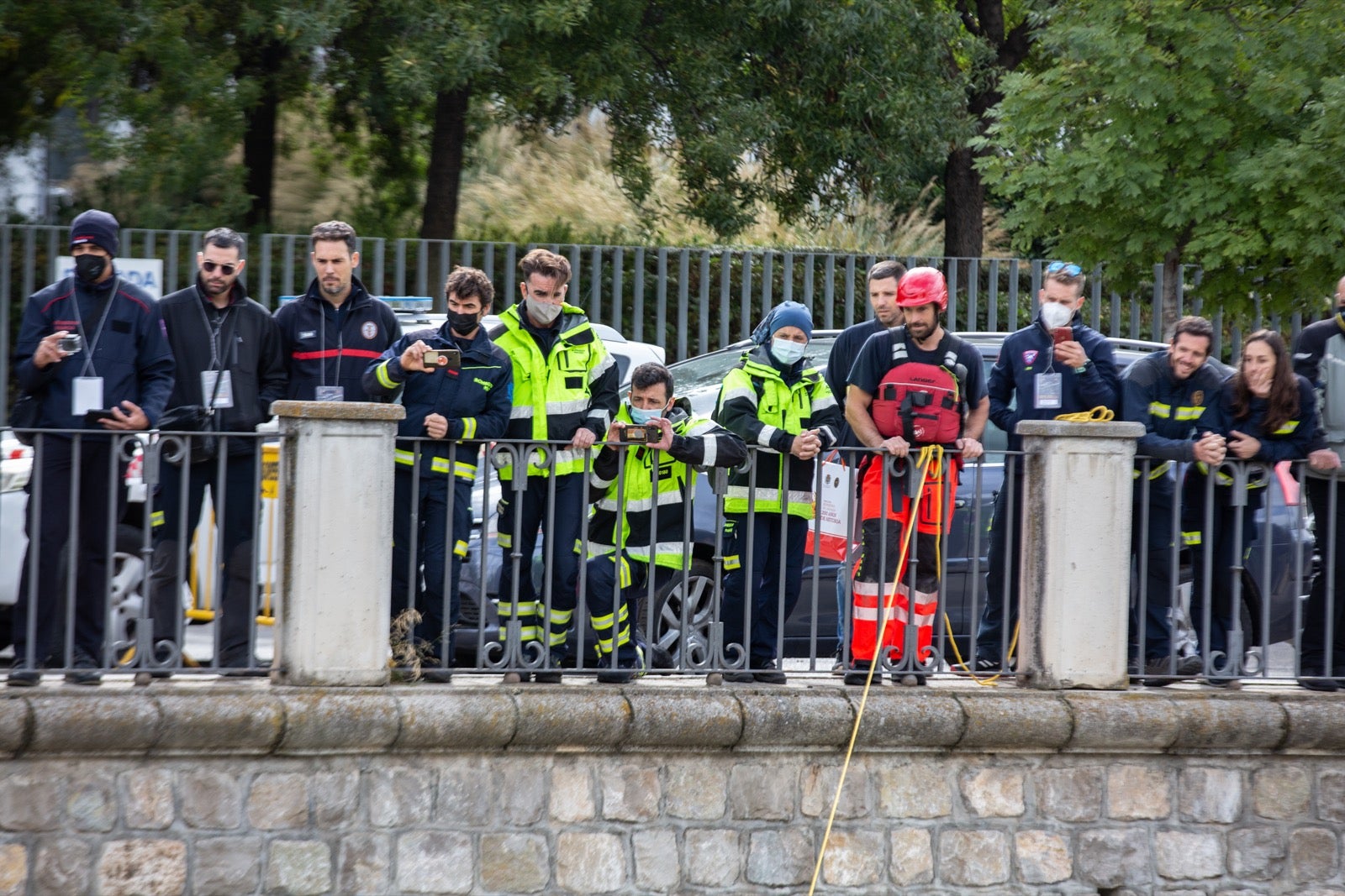 La intervención, en la que han participado Bomberos, Policía Local y Protección Civil de Granada, se enmarca en las Jornadas de Accidentes de Tráfico que se desarrollan en la capital