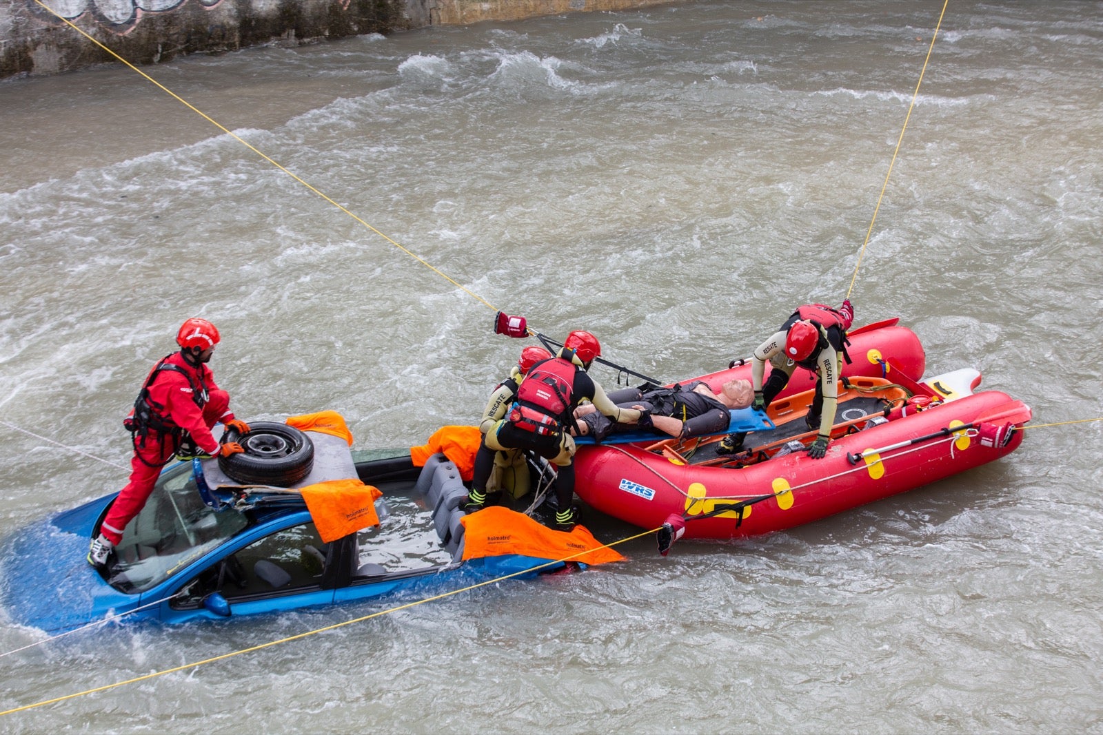 La intervención, en la que han participado Bomberos, Policía Local y Protección Civil de Granada, se enmarca en las Jornadas de Accidentes de Tráfico que se desarrollan en la capital