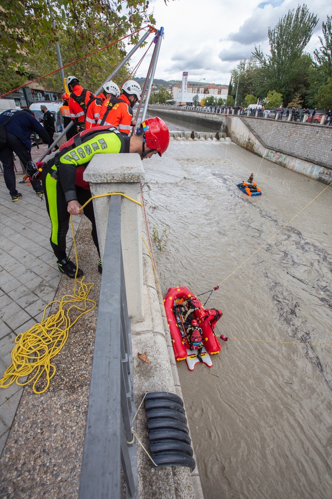 La intervención, en la que han participado Bomberos, Policía Local y Protección Civil de Granada, se enmarca en las Jornadas de Accidentes de Tráfico que se desarrollan en la capital