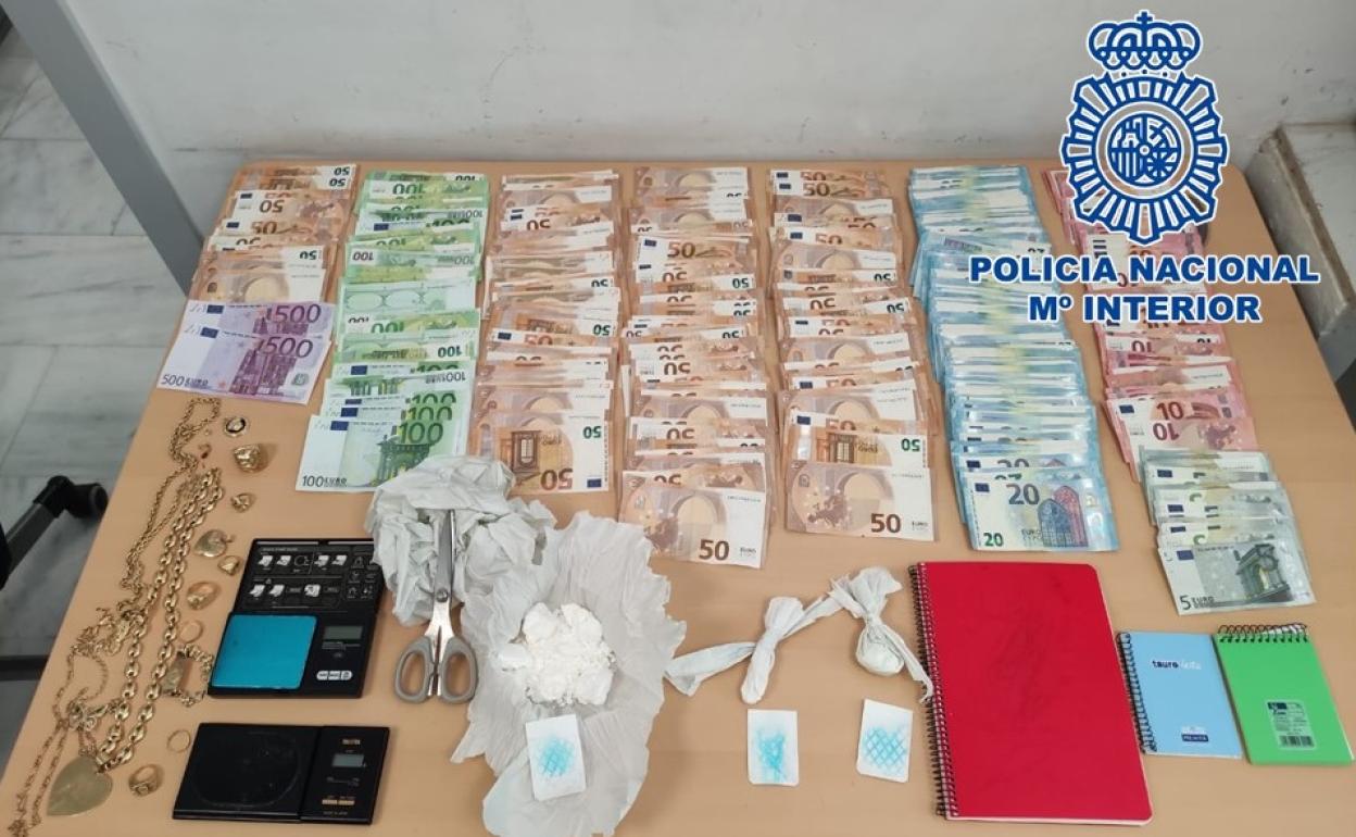 Desarticulado un clan familiar en Motril con cerca de 80 gramos de cocaína, marihuana y 12.000 euros en efectivo