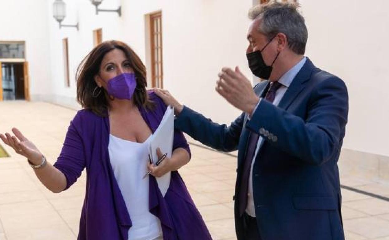 Ángeles Férriz y Juan Espadas, el verano pasado. 