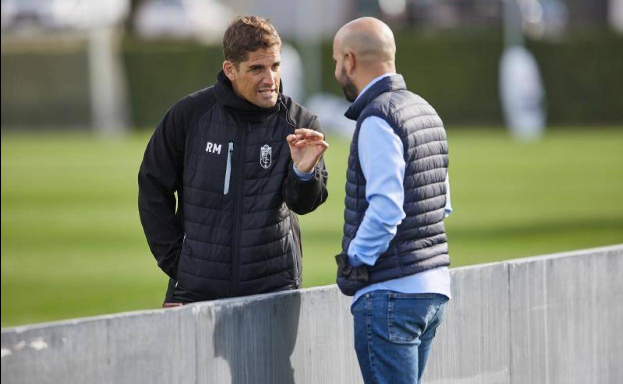 Robert Moreno conversa con el jefe de Comunicación del club, Francisco Ceballos, este miércoles. 