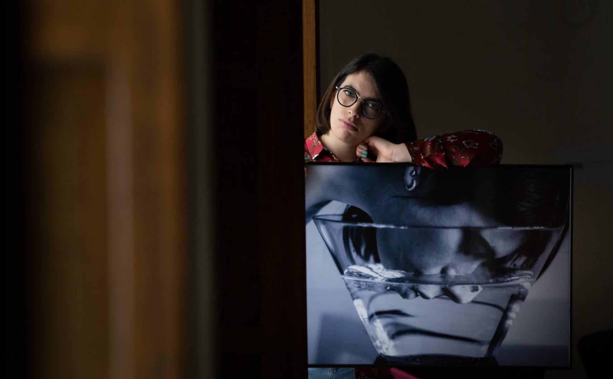 María Viñas con su autorretrato 'Anegada', donde relata con una foto cómo se sintió tras sufrir malos tratos. 