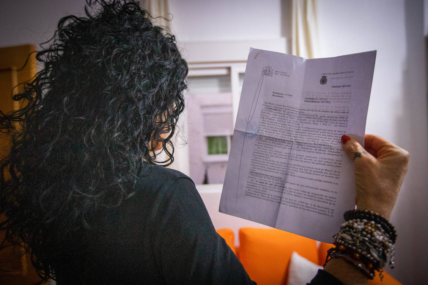 Denuncia que una mujer le suplanta la identidad en Motril: «Ha engañado a más de 10 comercios»