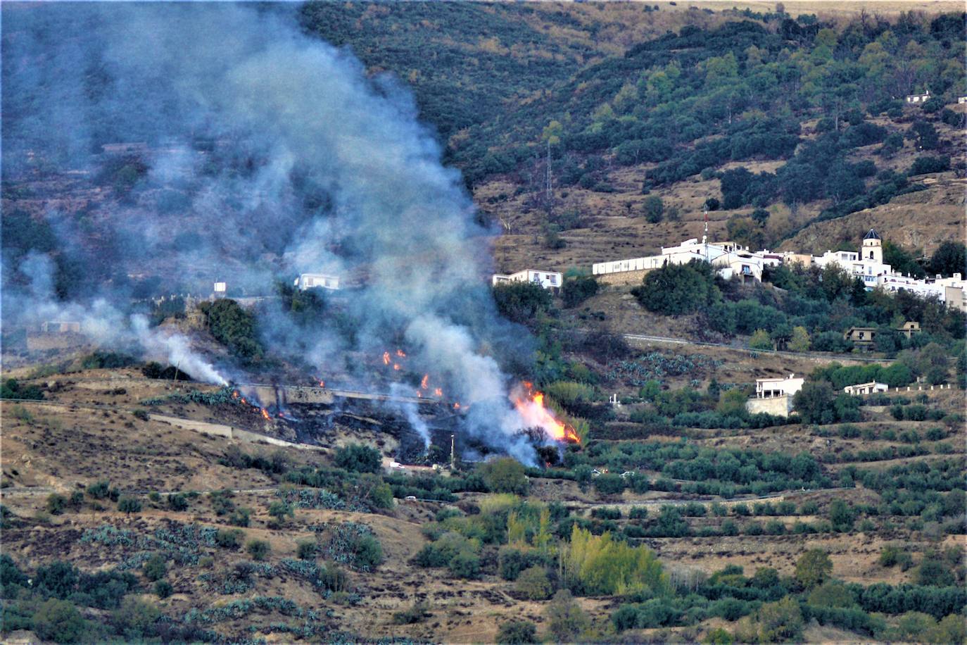 El incendio forestal se ha ocasionado muy próximo al término municipal de Cáñar, en plena Alpujarra granadina.