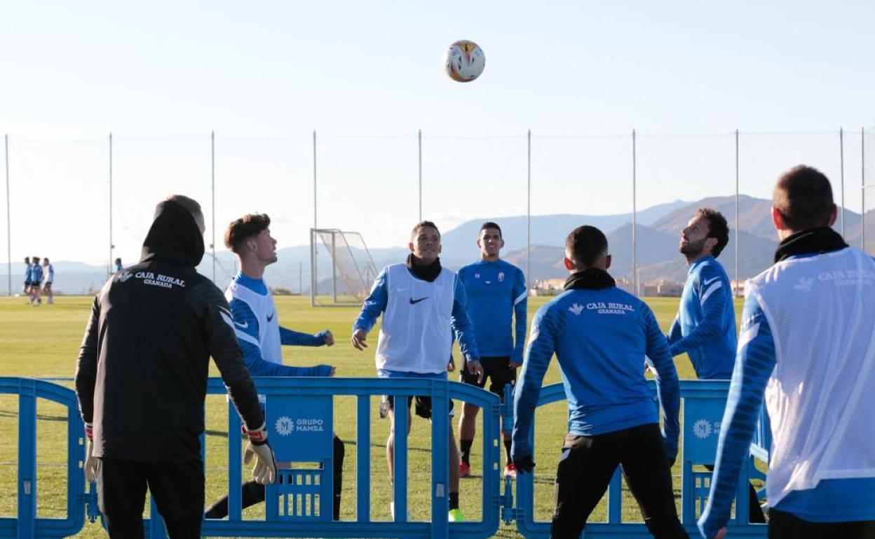 Adri Butzke, a la izquierda con peto blanco, observa el balón durante el futvoley. 