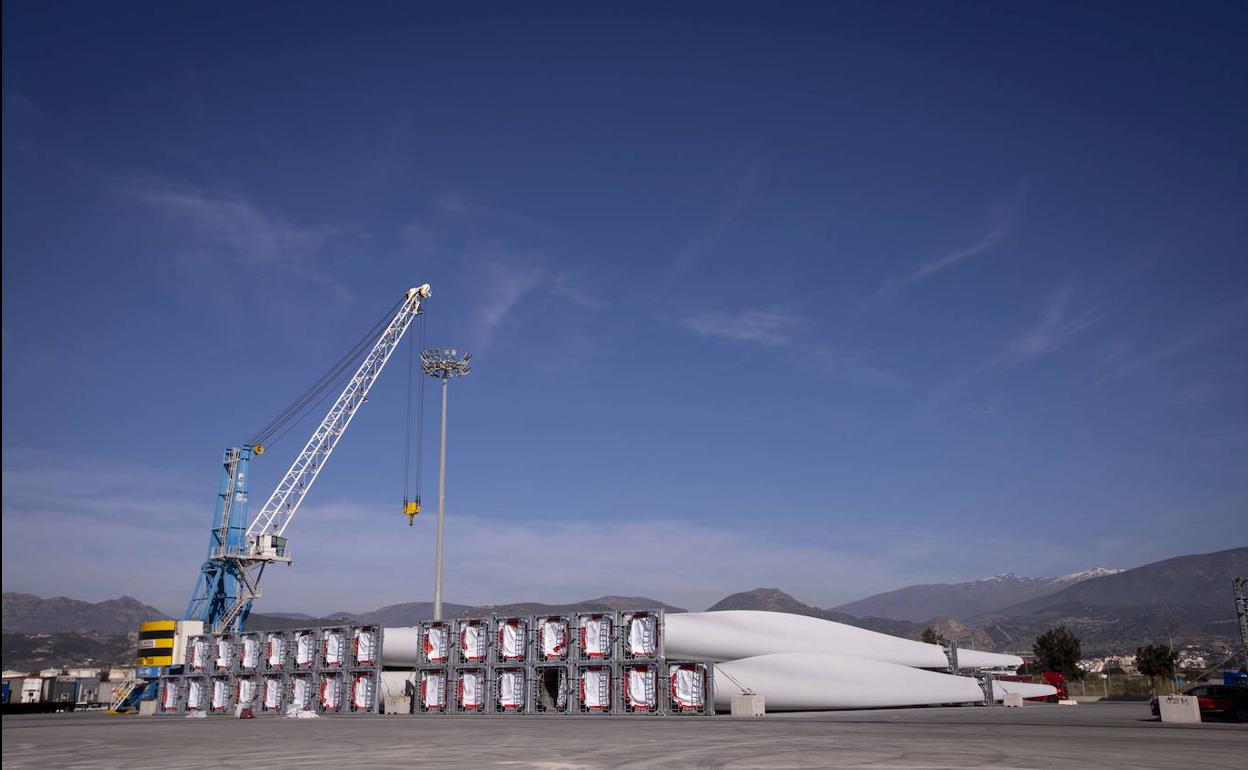 Las palas de mayor tamaño que ha exportado el puerto son de 74 metros