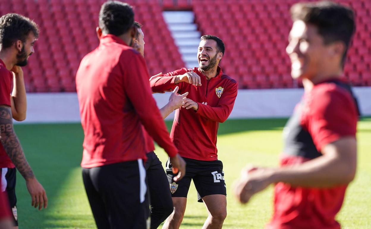 José Carlos Lazo se ríe junto al resto de sus compañeros en la sesión desarrollada ayer en el campo principal del Estadio de los Juegos Mediterráneos.