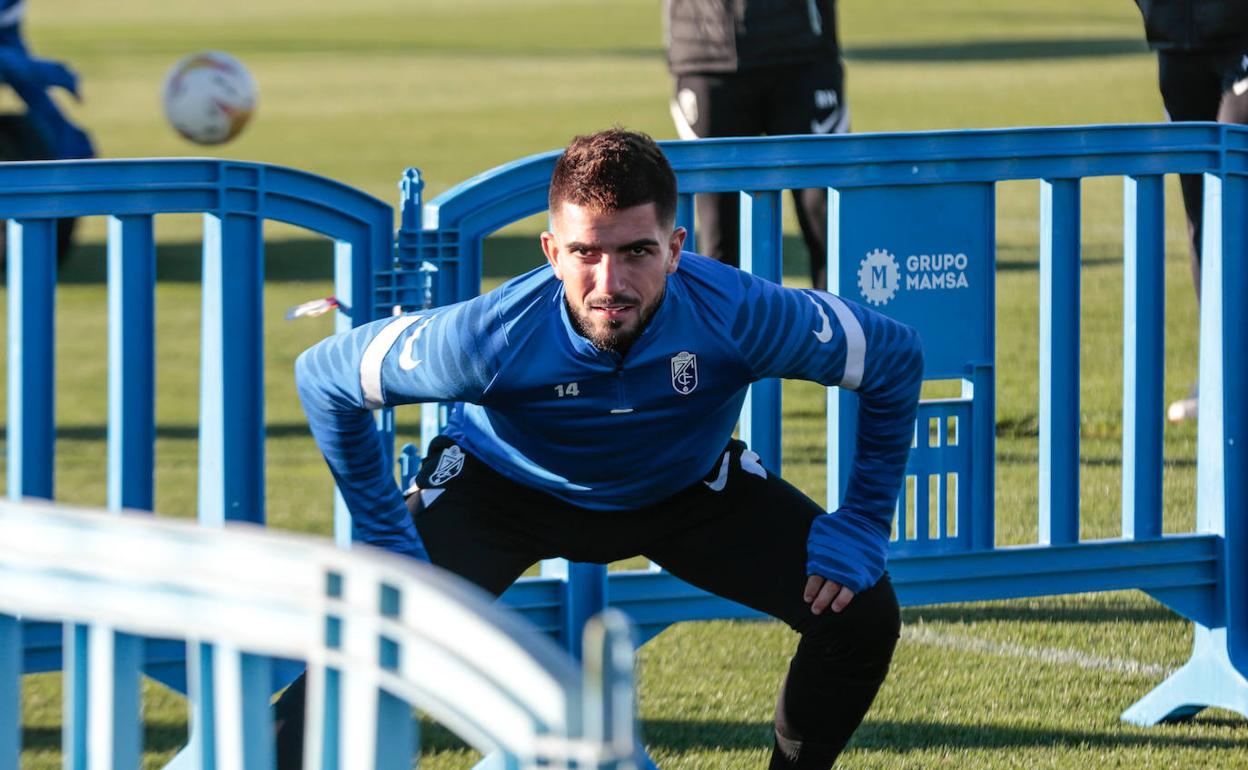 Monchu, en cuclillas, antes de empezar el último entrenamiento del Granada. 