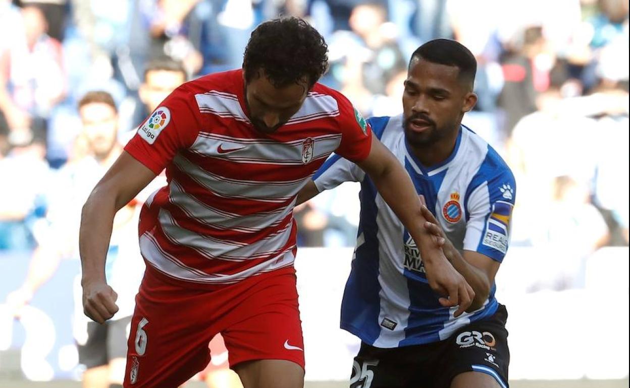 Germán intenta retener un balón pese a la presión de su ex compañero Yangel Herrera. 